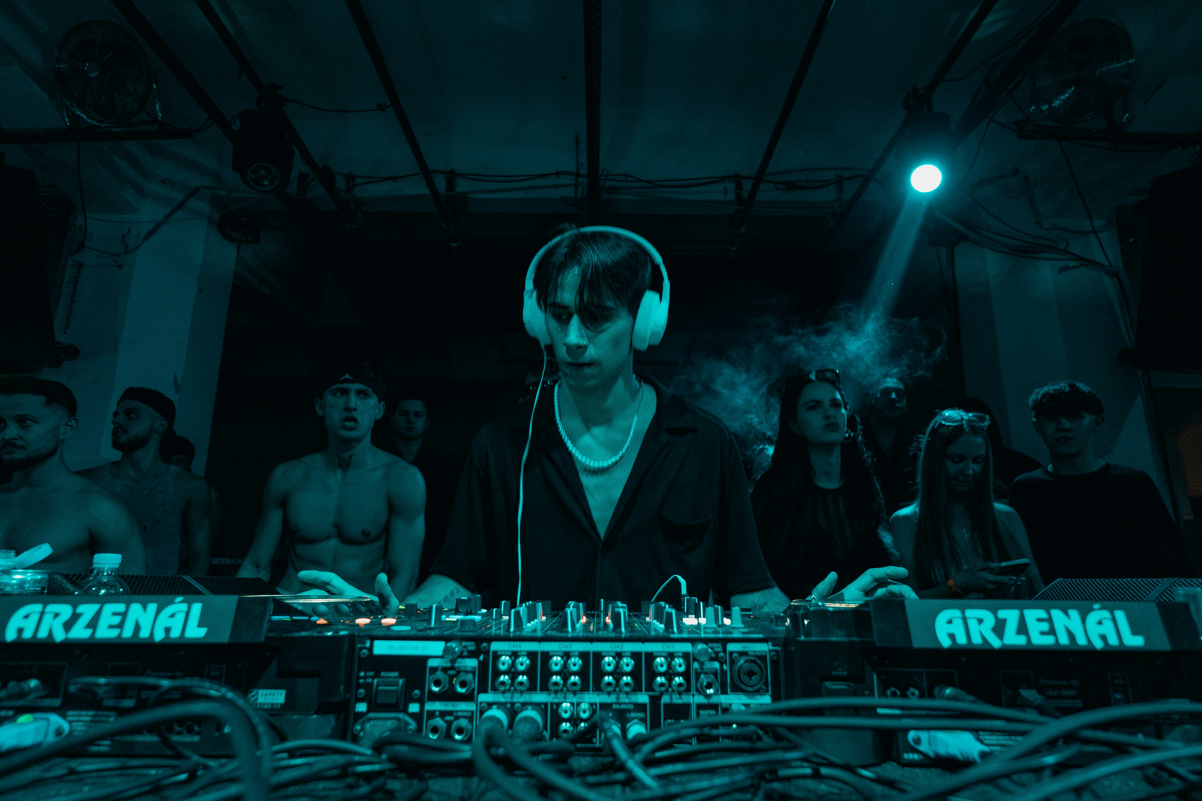 Image de ASOT 25 en Asie : Armin van Buuren pose ses platines à Hong Kong et au Vietnam