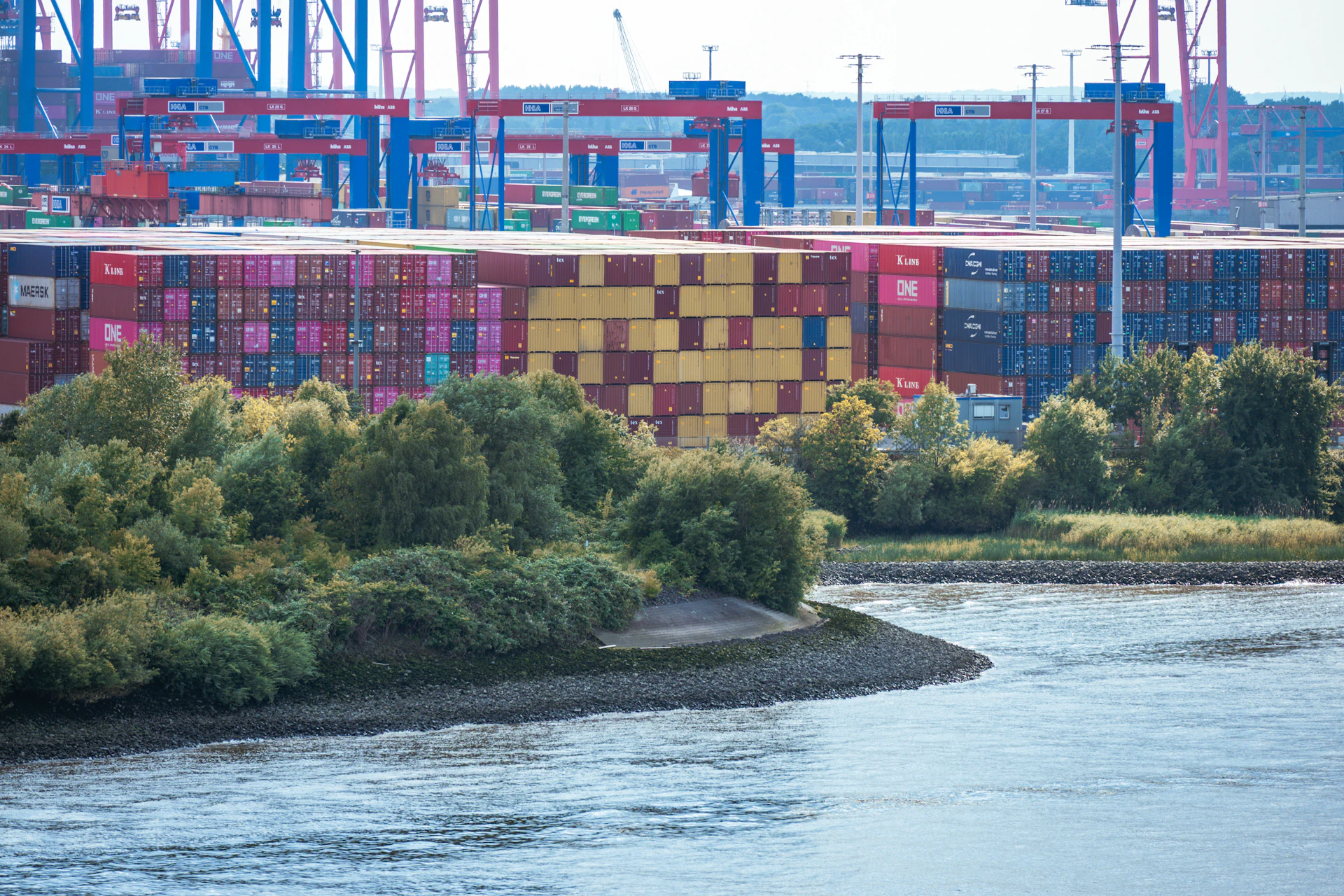 Port cranes and container terminal