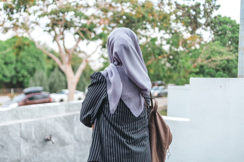 إطلالة أنثوية بحجاب أنيق