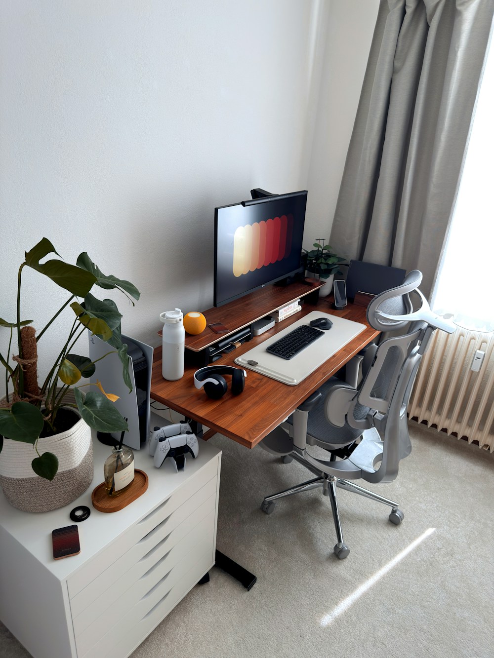 Bureau moderne installé à domicile avec ordinateur portable illustrant le télétravail et les risques professionnels associés