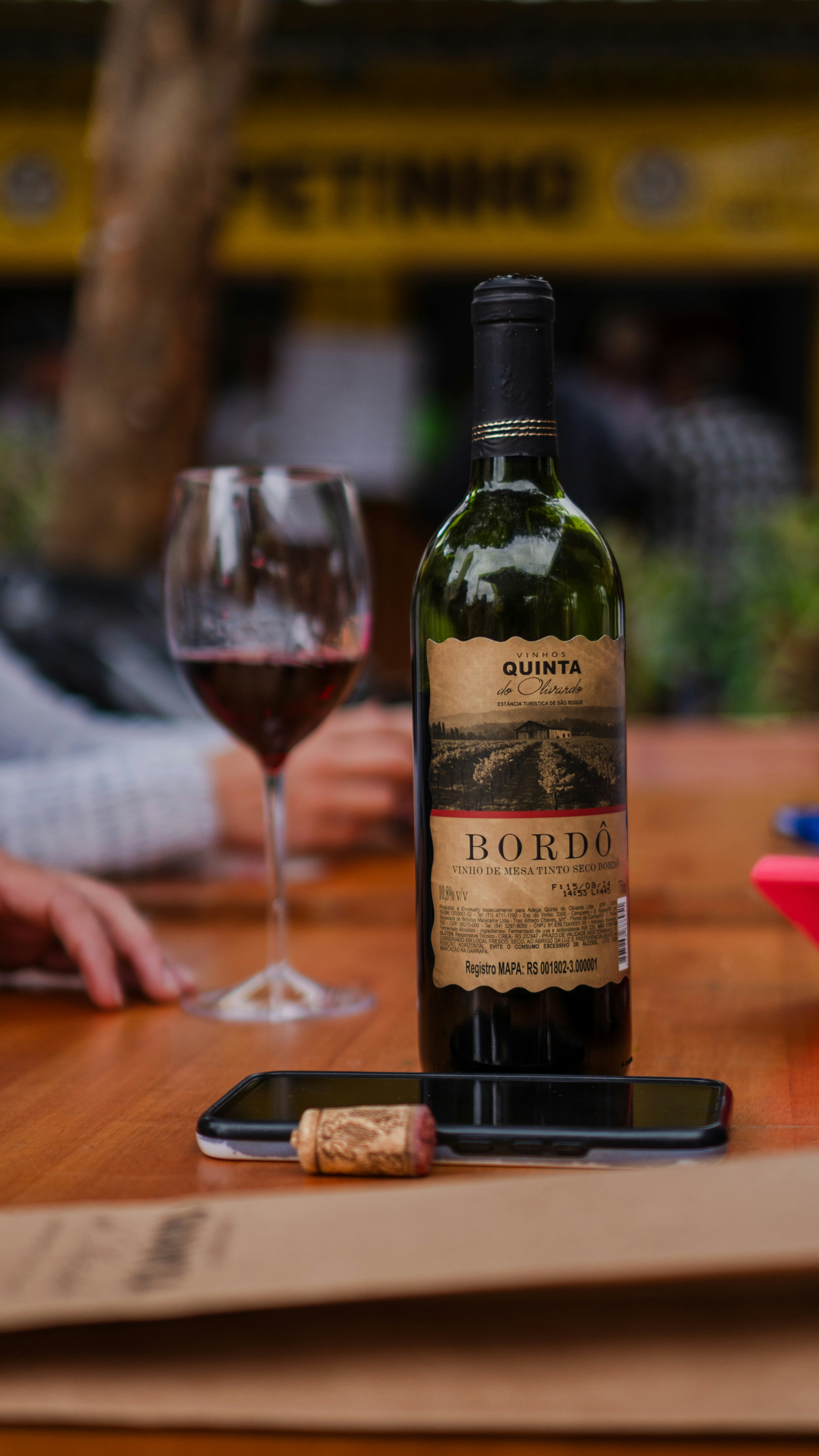 Bottiglia di vino rosso e bicchiere sul tavolo