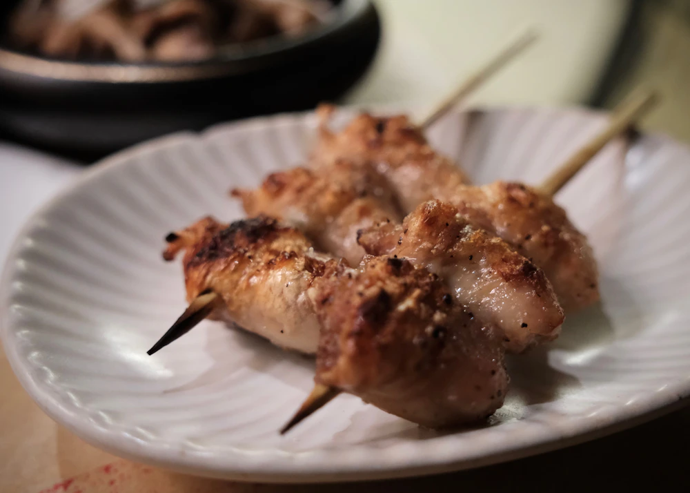 Brochettes de viande dressées sur une assiette