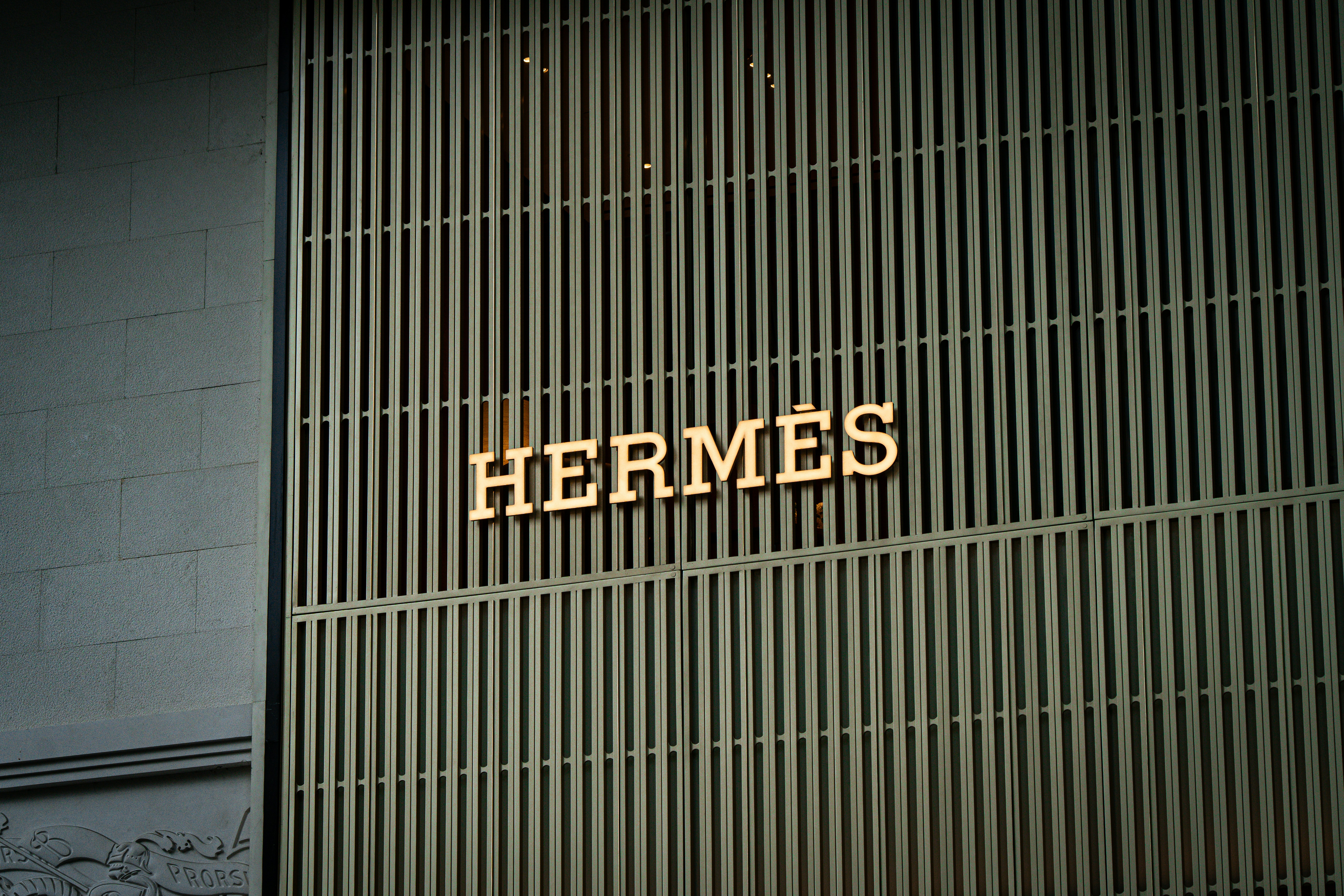 Logotipo de Hermes en la fachada de un edificio moderno foto – Imagen de  Ciudad gratuita en Unsplash, image size:3000x2000