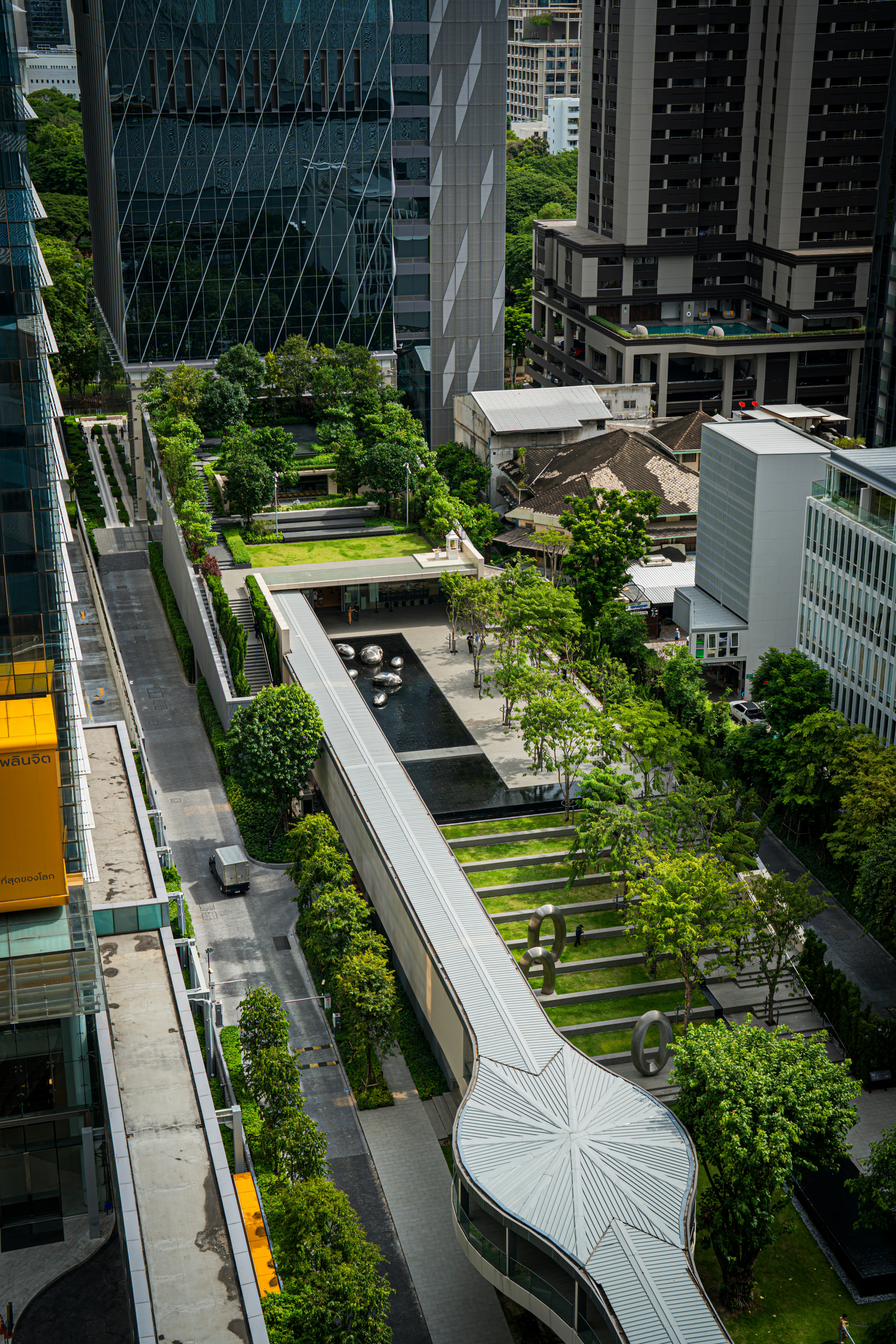 modern-cityscape-with-lush-green-rooftop-gardens-and-walkways-photo