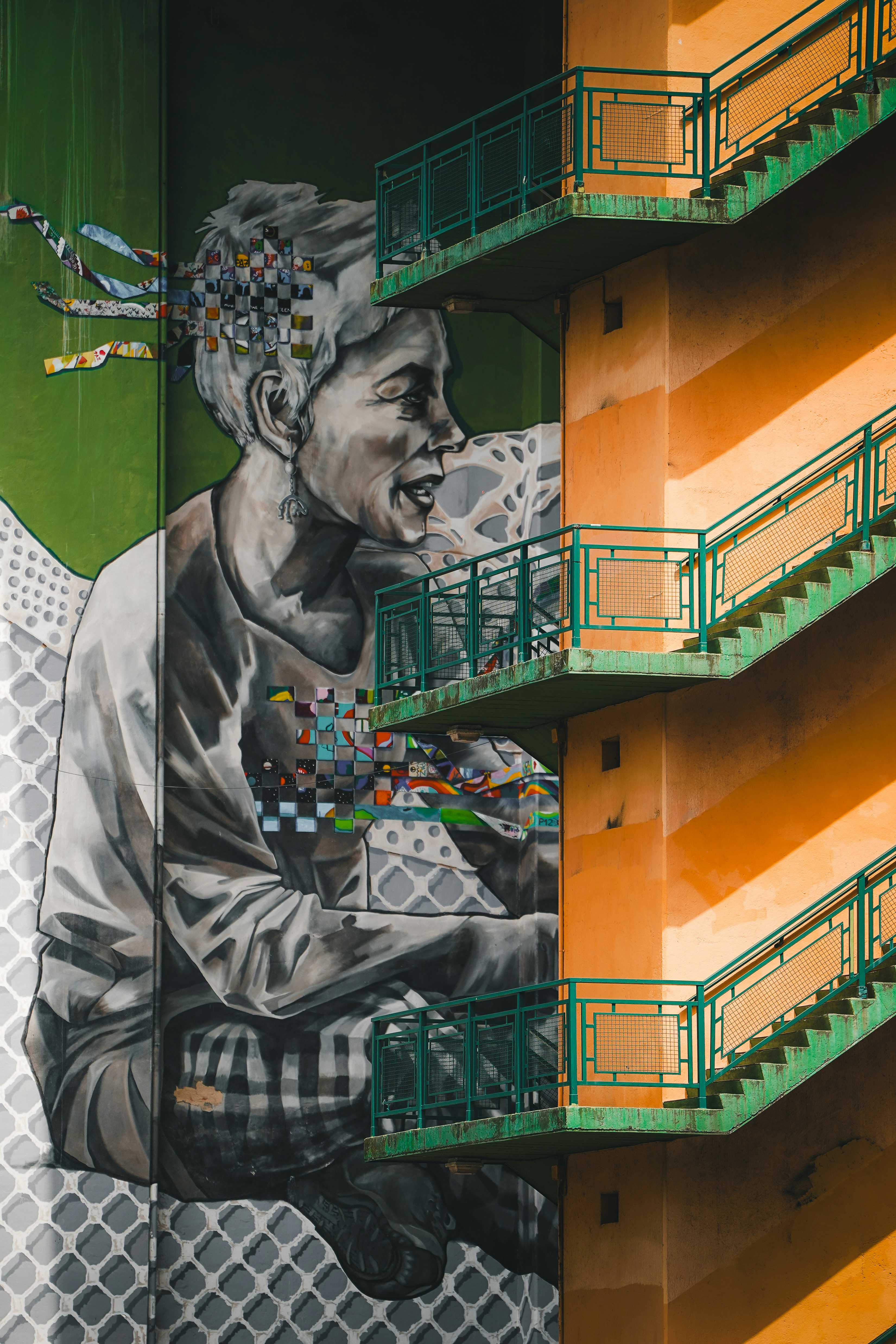 Graffiti art di un bambino sorridente sull'esterno di un edificio.