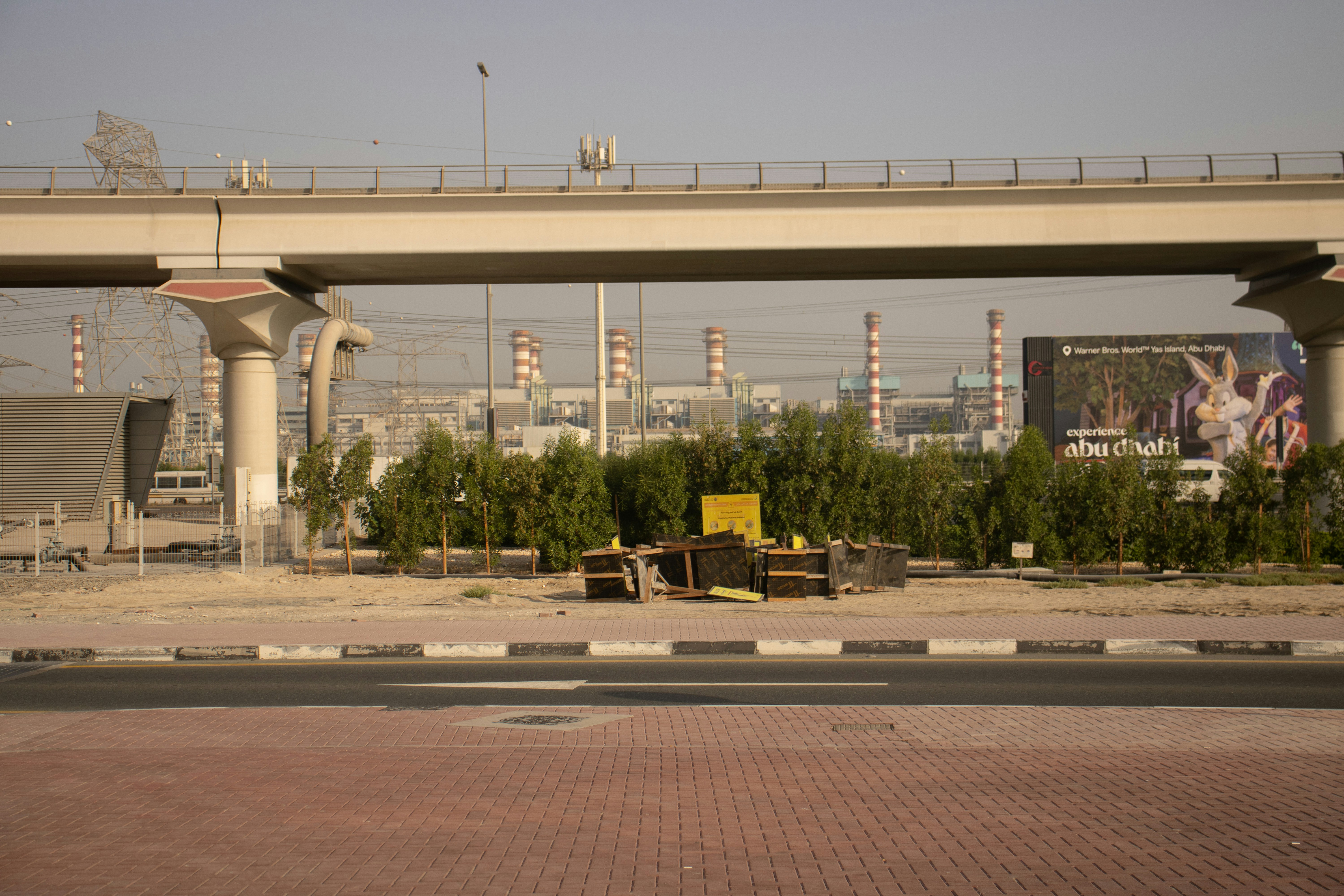 मध्य पूर्व के नक्शे पर ईरान और इजरायल के बीच बढ़ती शत्रुता को दर्शाते तीर। पृष्ठभूमि में कुछ क्षतिग्रस्त इमारतें और धुएं के गुबार।