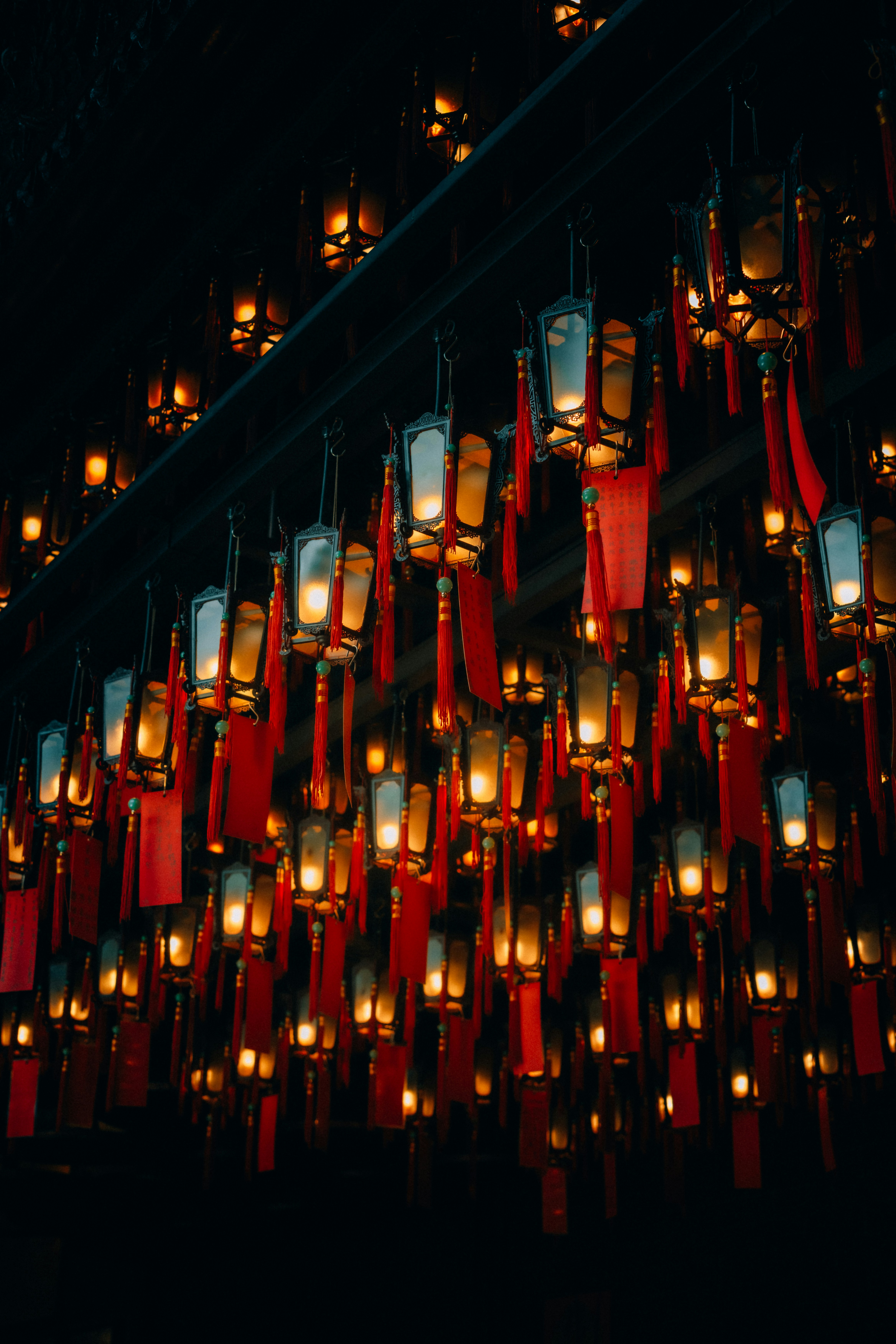 Lanterns candles rustic decor, ilustrasi artikel Beyond Blooms: Stunning Non-Floral Wedding Centerpiece Ideas 2