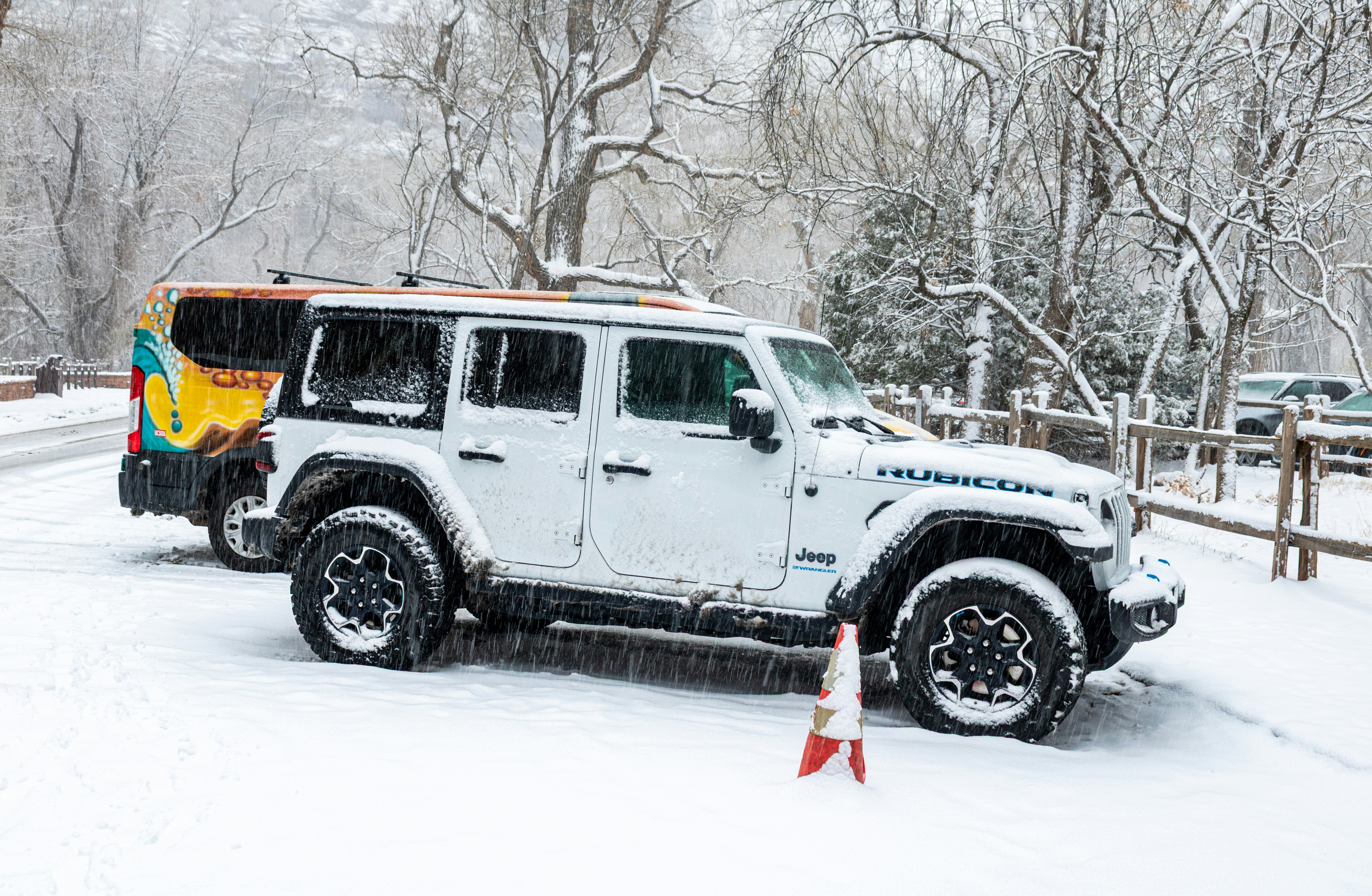 Jipe branco estacionado na neve foto – Imagem grátis sobre Carro na Unsplash, image size:3000x1960