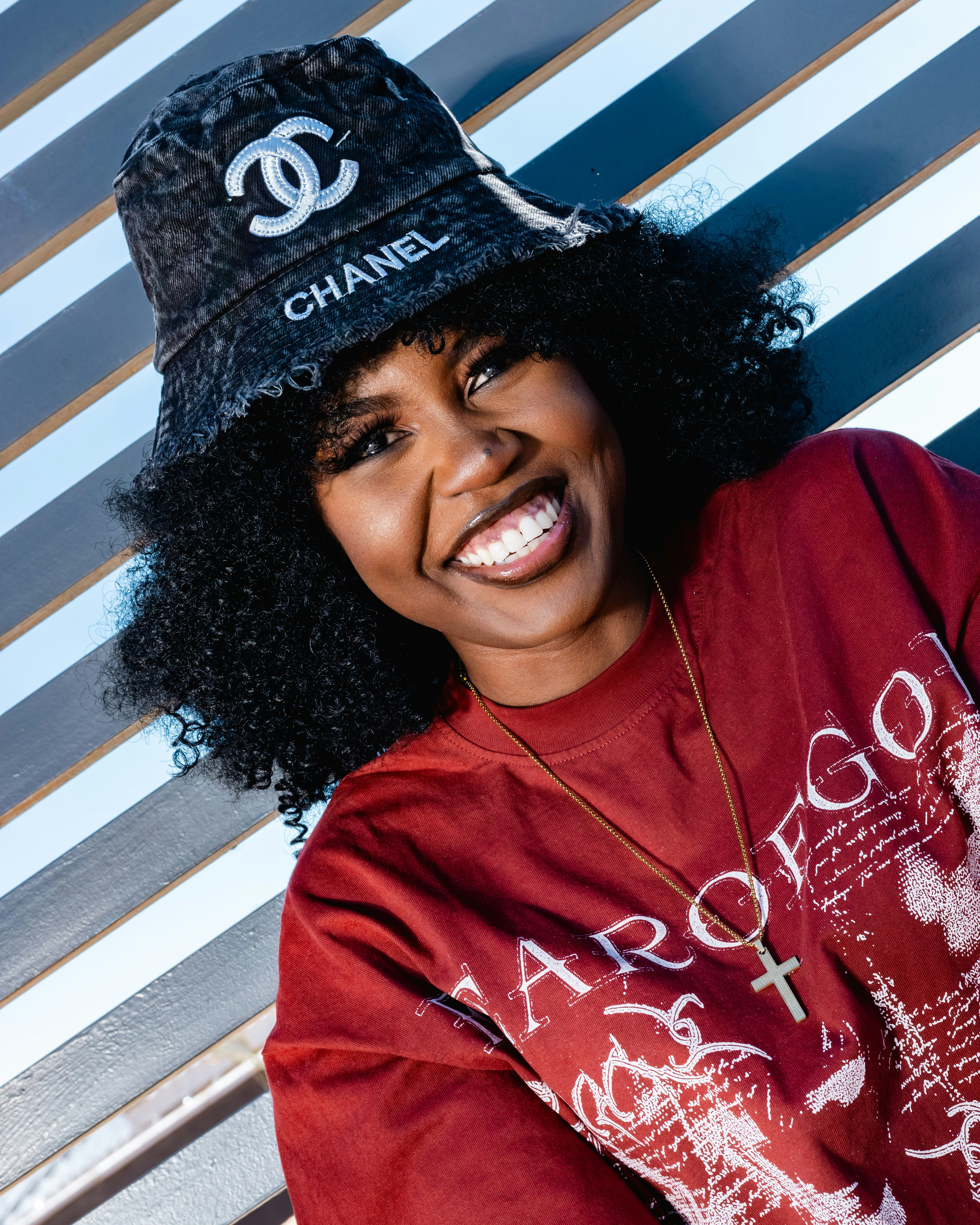Femme africaine en t-shirt noir TicketUp — Ton billet. Ton événement.