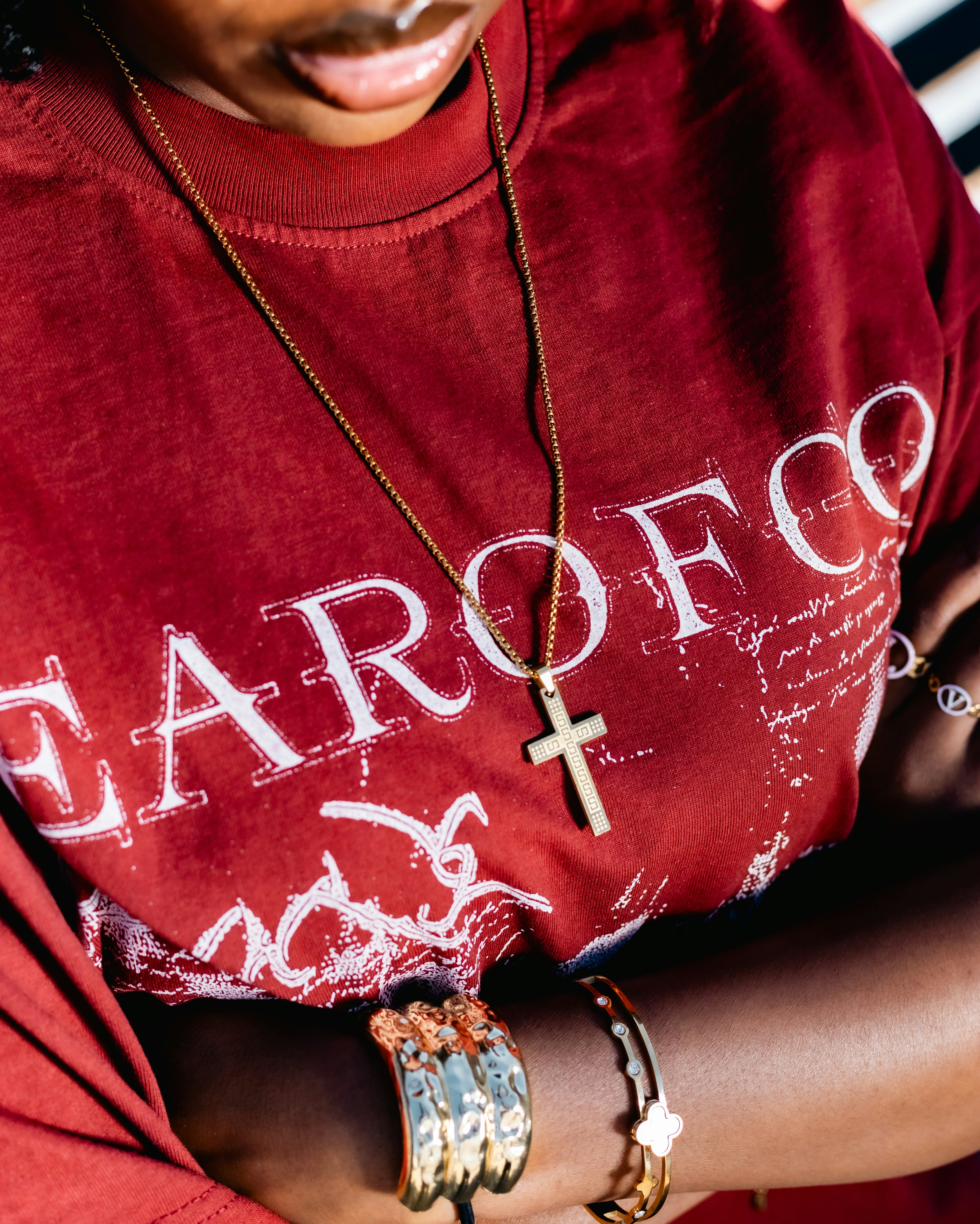 Mulher vestindo uma camiseta marrom e joias
