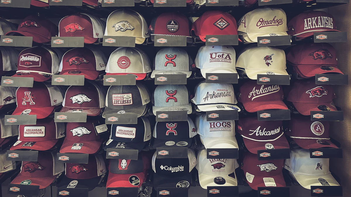 Pared con gorras exhibidas en una tienda