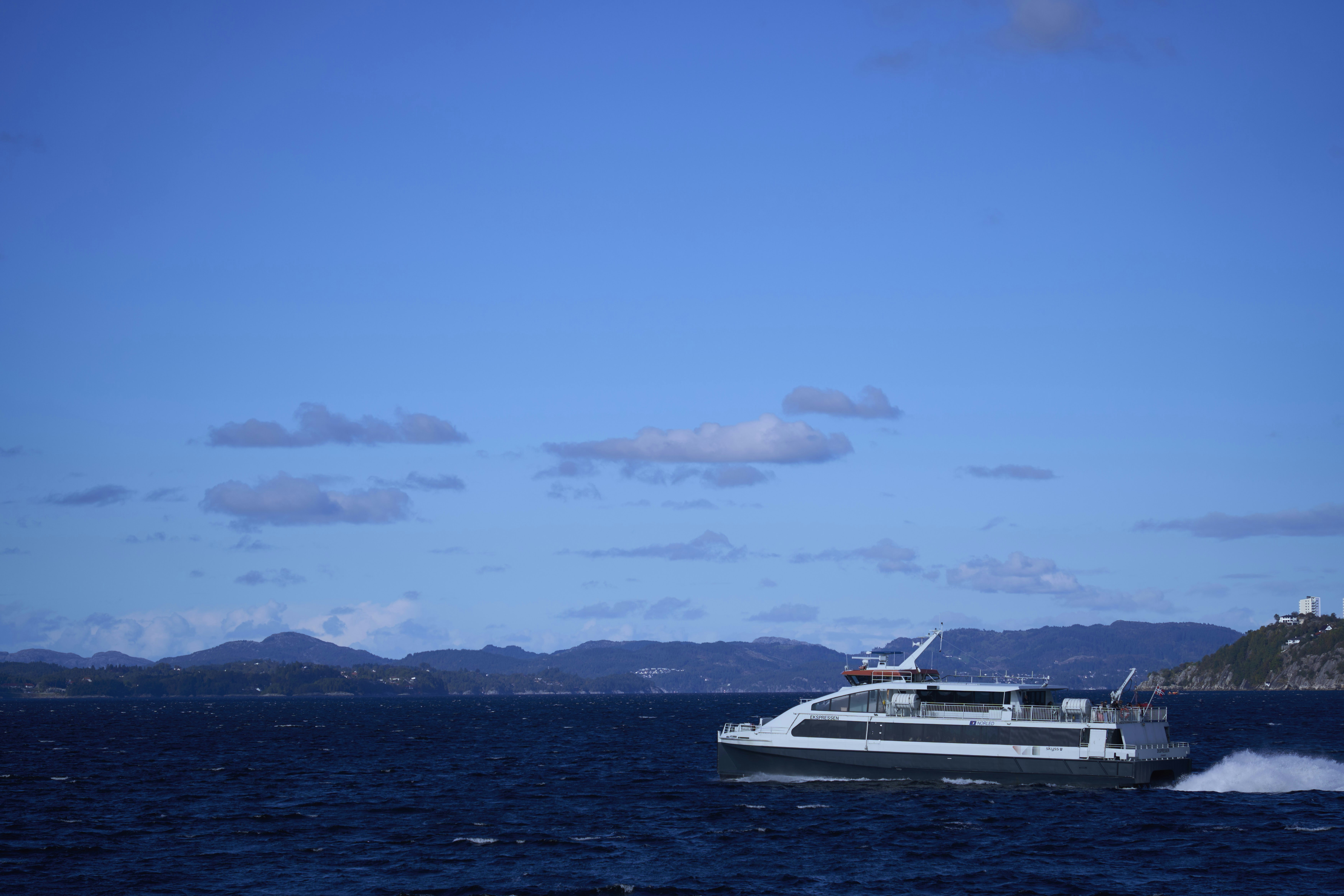 짙은 푸른 바다를 항해하는 현대식 페리 보트 사진 – Unsplash의 무료 배 이미지, image size:3000x2000