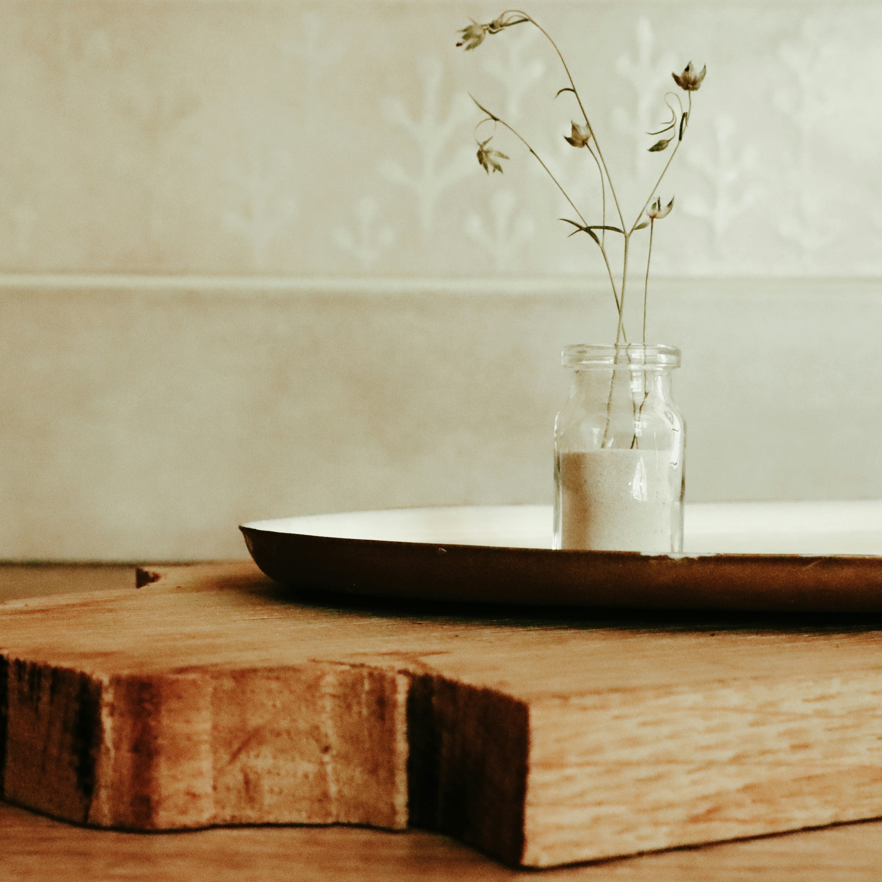 Planche à découper esthétique sur une table de cuisine