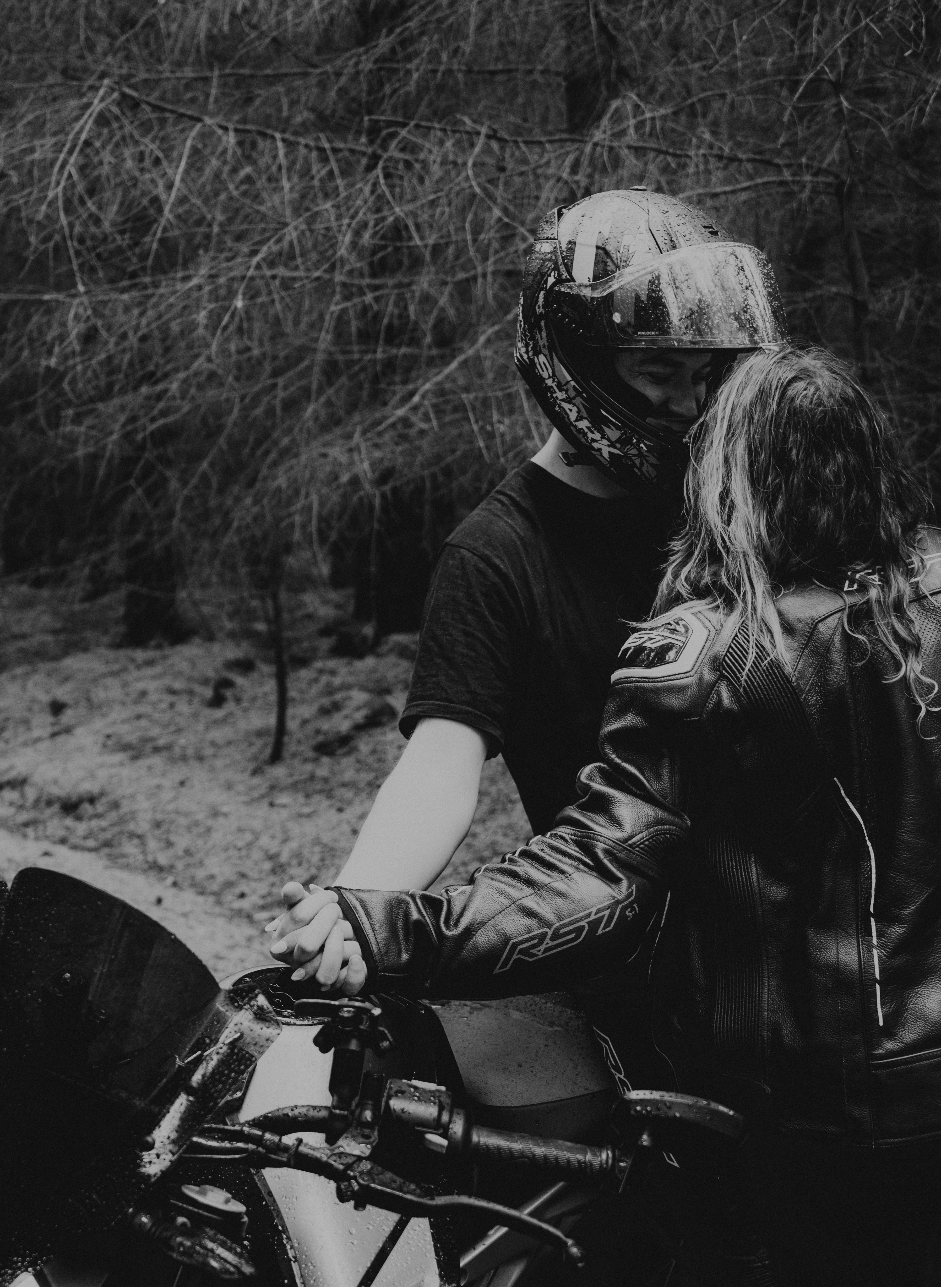Couple s'étreignant près d'une moto dans la forêt photo – Image gratuite  sur Unsplash, image size:3000x4104