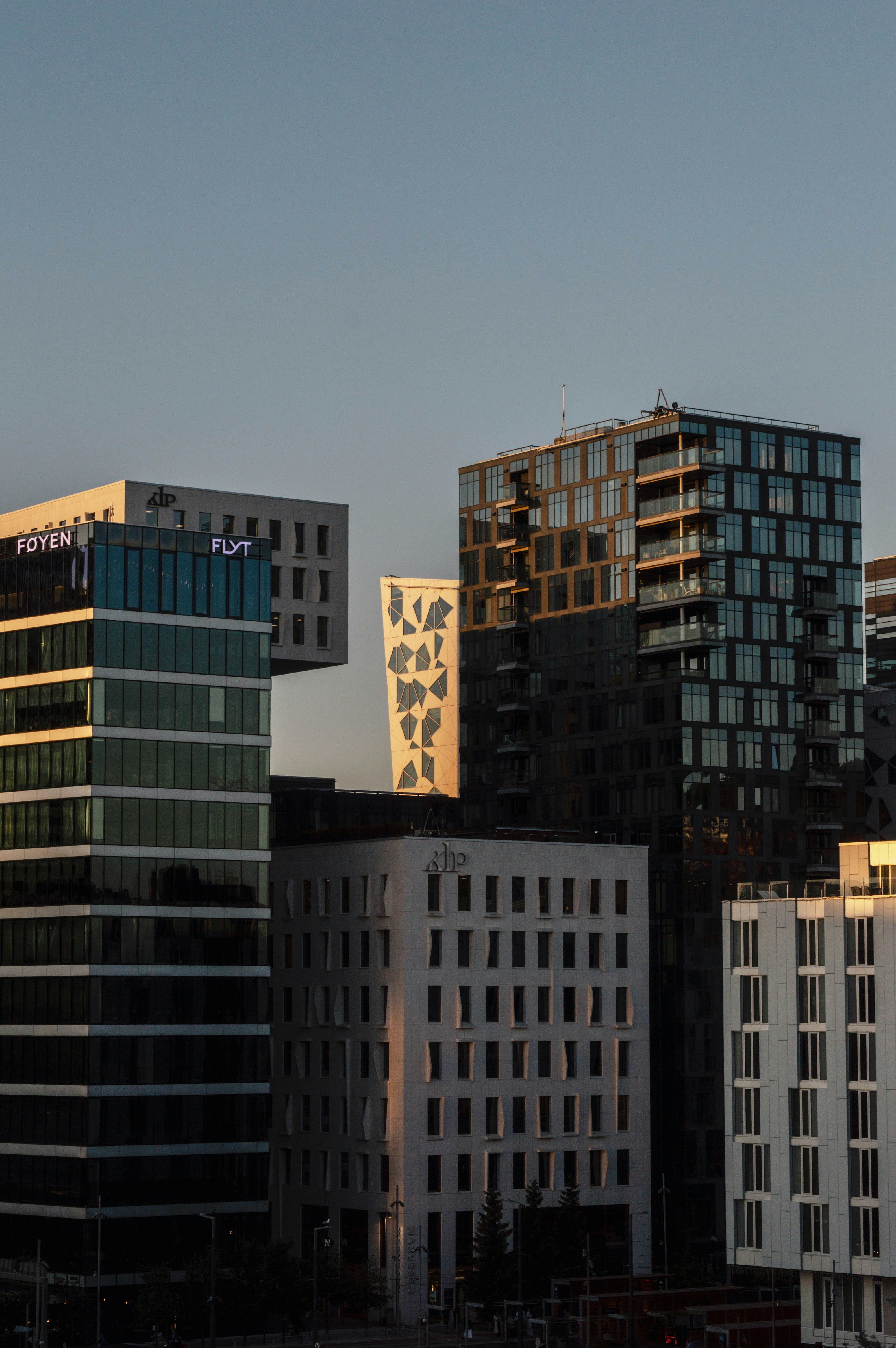 Moderne Gebäude vor klarem Himmel bei Sonnenuntergang