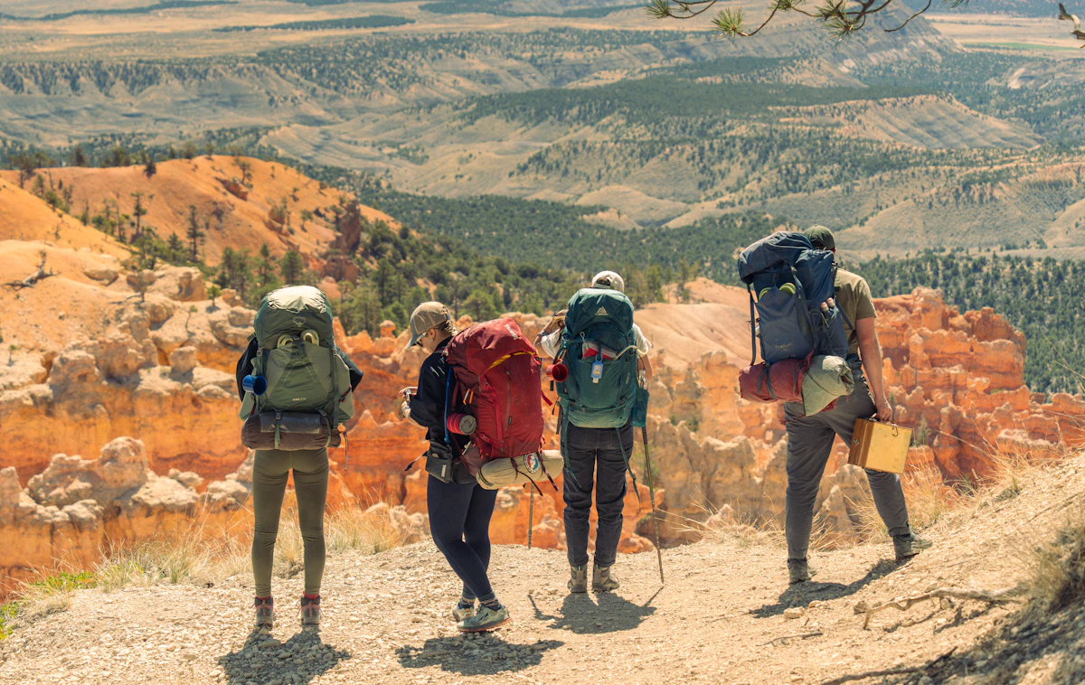 Utah'taki Bryce Canyon Ulusal Parkı'nda sırt çantalarıyla yürüyüş yapan dört kişi