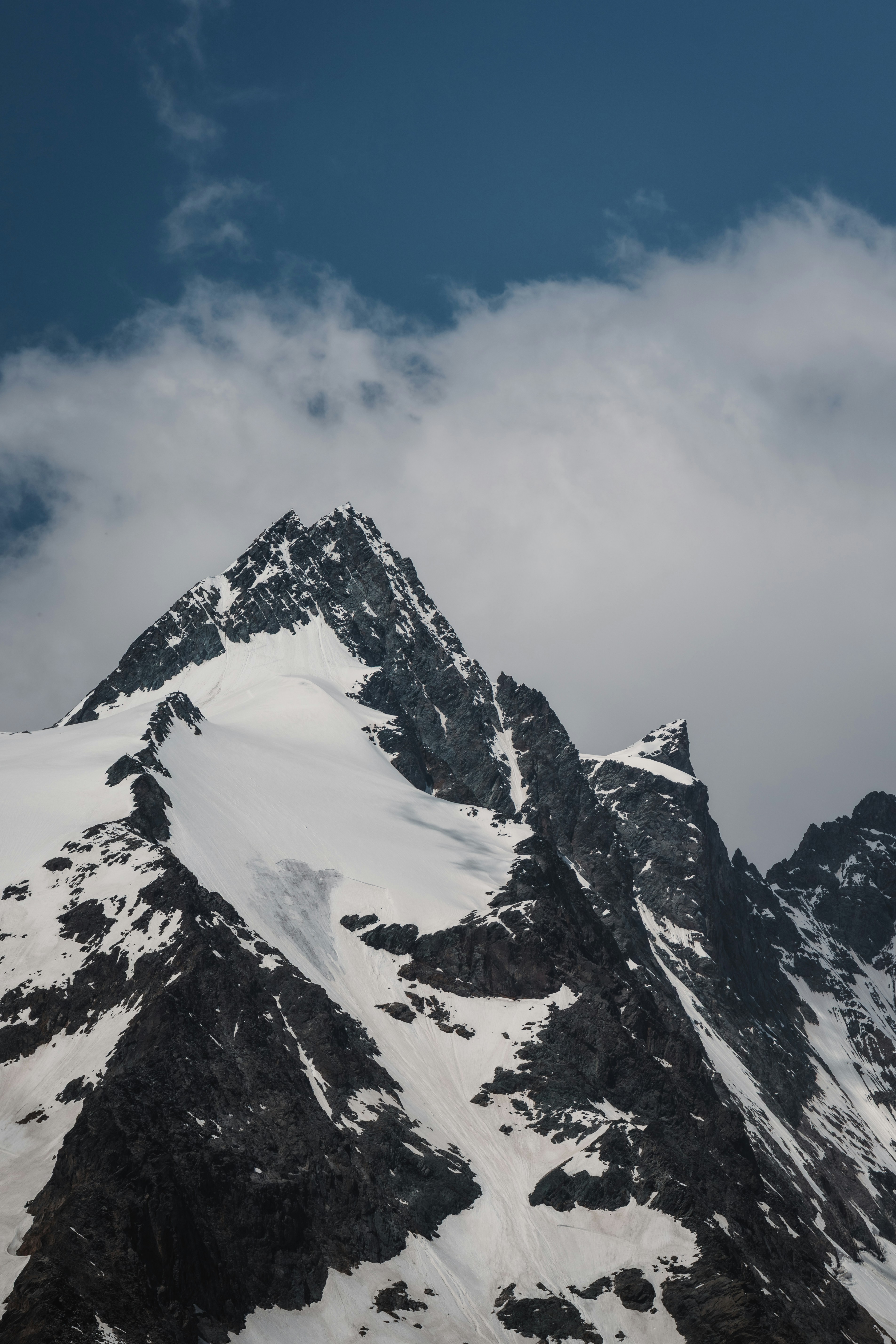 Rugged mountain landscape wallpaper, ilustrasi artikel Conquer the Wild: The Ultimate Guide to Durable Backpacks for Rugged Expeditions 2