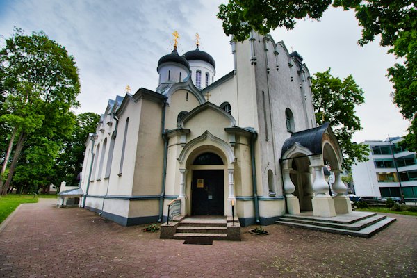 White orthodox church with black domes and trees — Kaunas, Lithuania