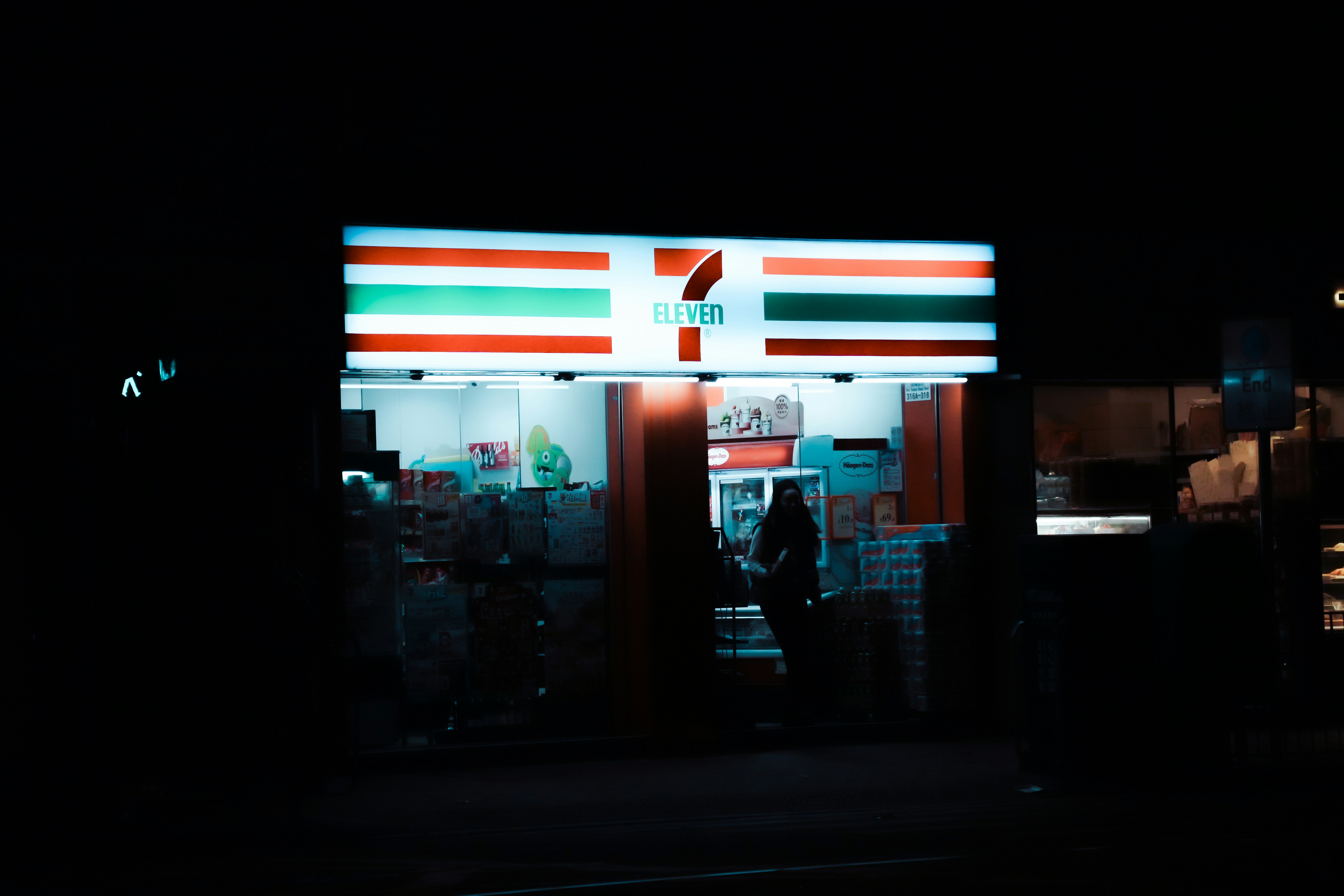 Un negozio 7-eleven illuminato di notte