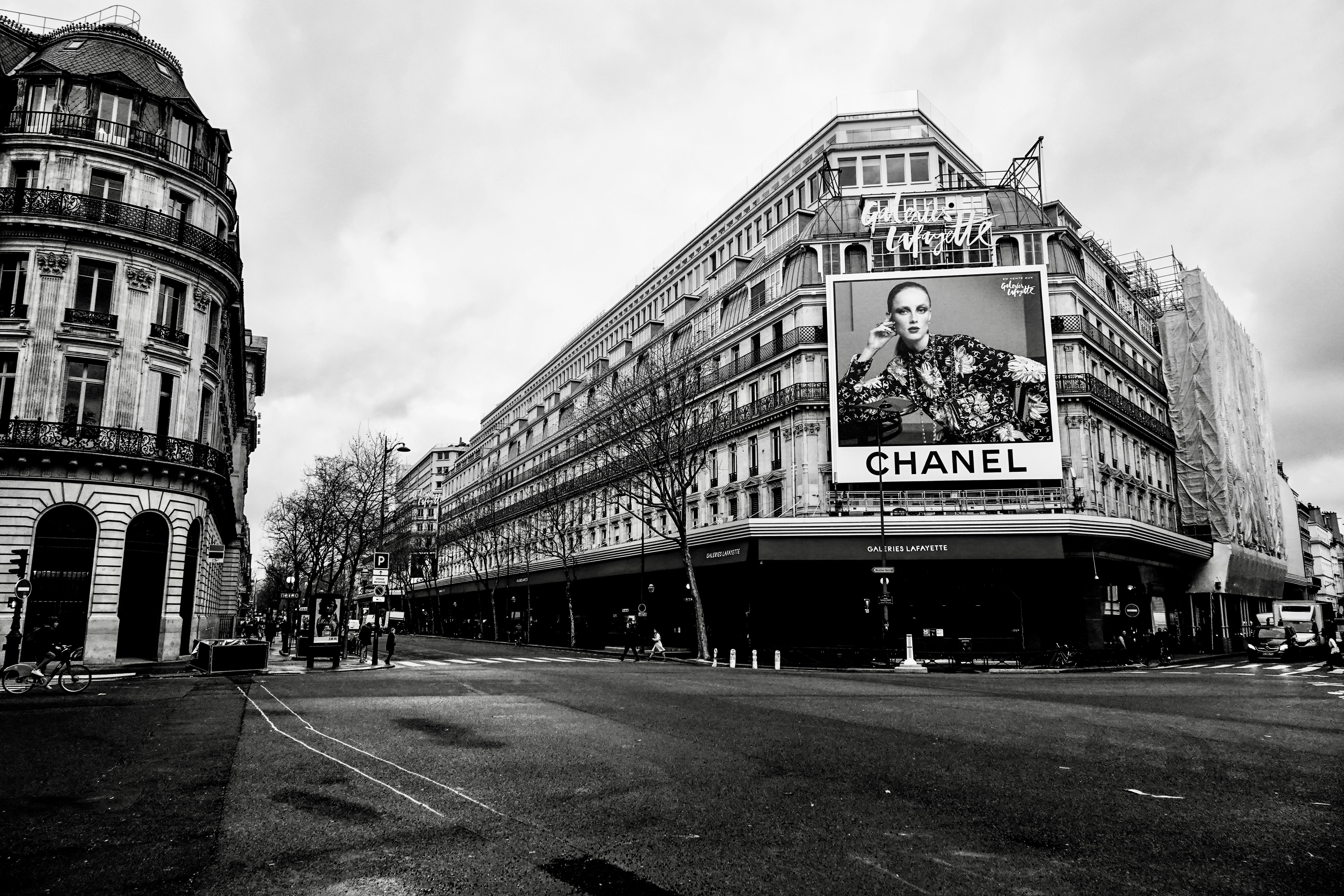 Pubblicità di Chanel sulla facciata di un grande edificio.