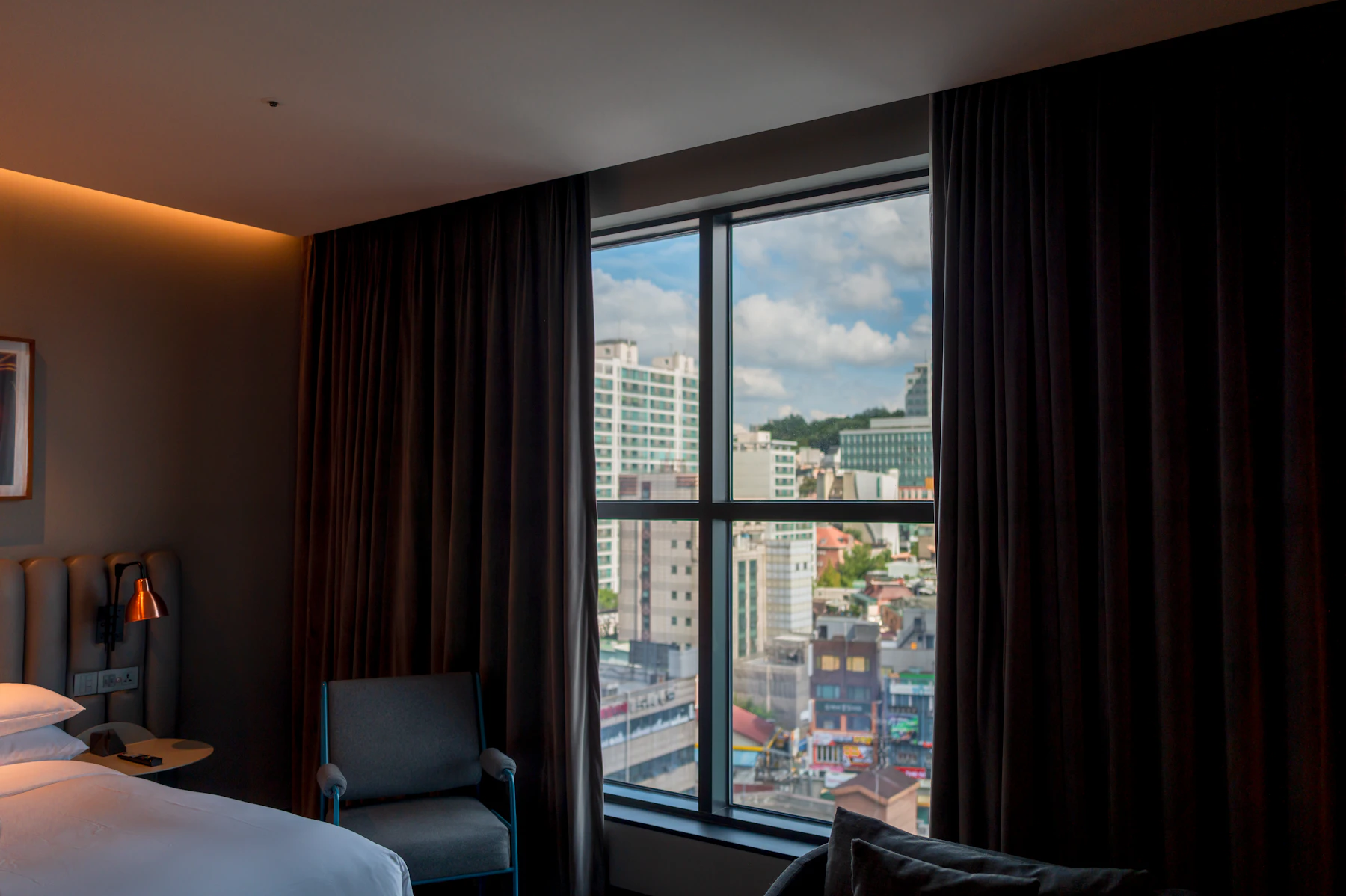 Moderne hotelkamer met stadszicht