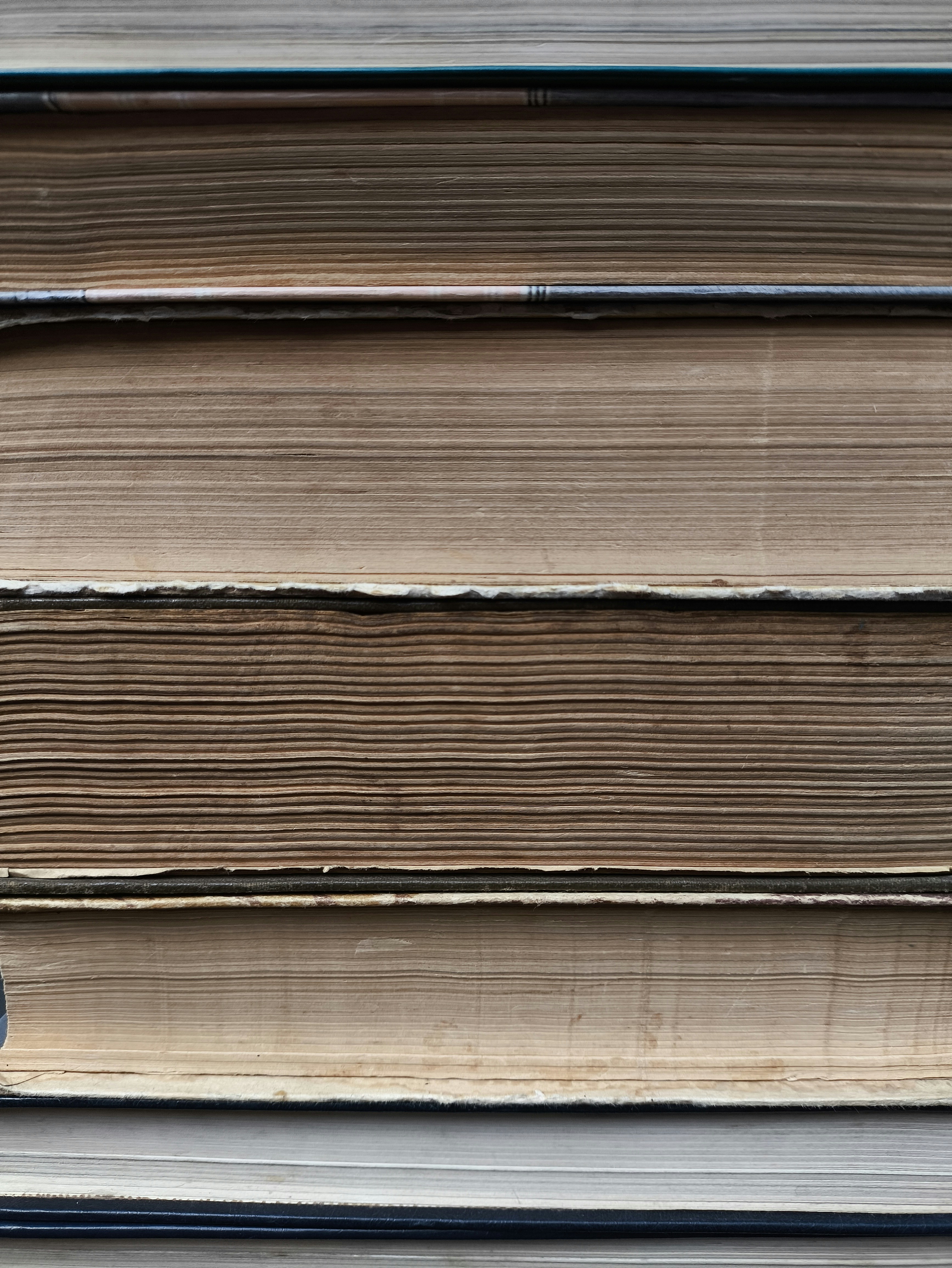 Pila de libros viejos con páginas desgastadas