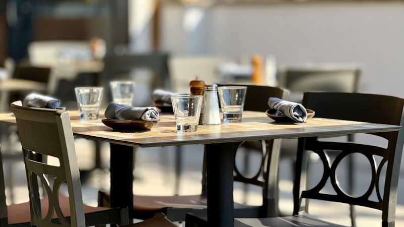 Tischgruppe im Außenbereich eines Restaurants