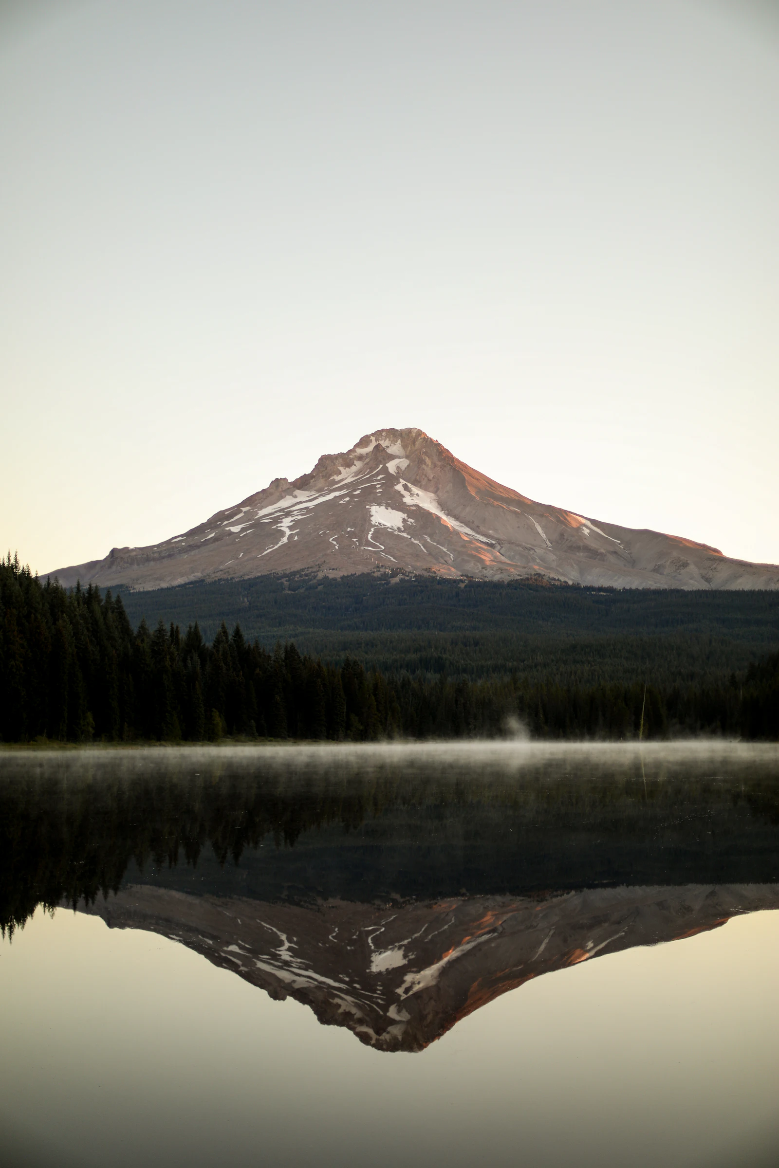 Reflet d'une montagne dans un lac calme (photo d'illustration)