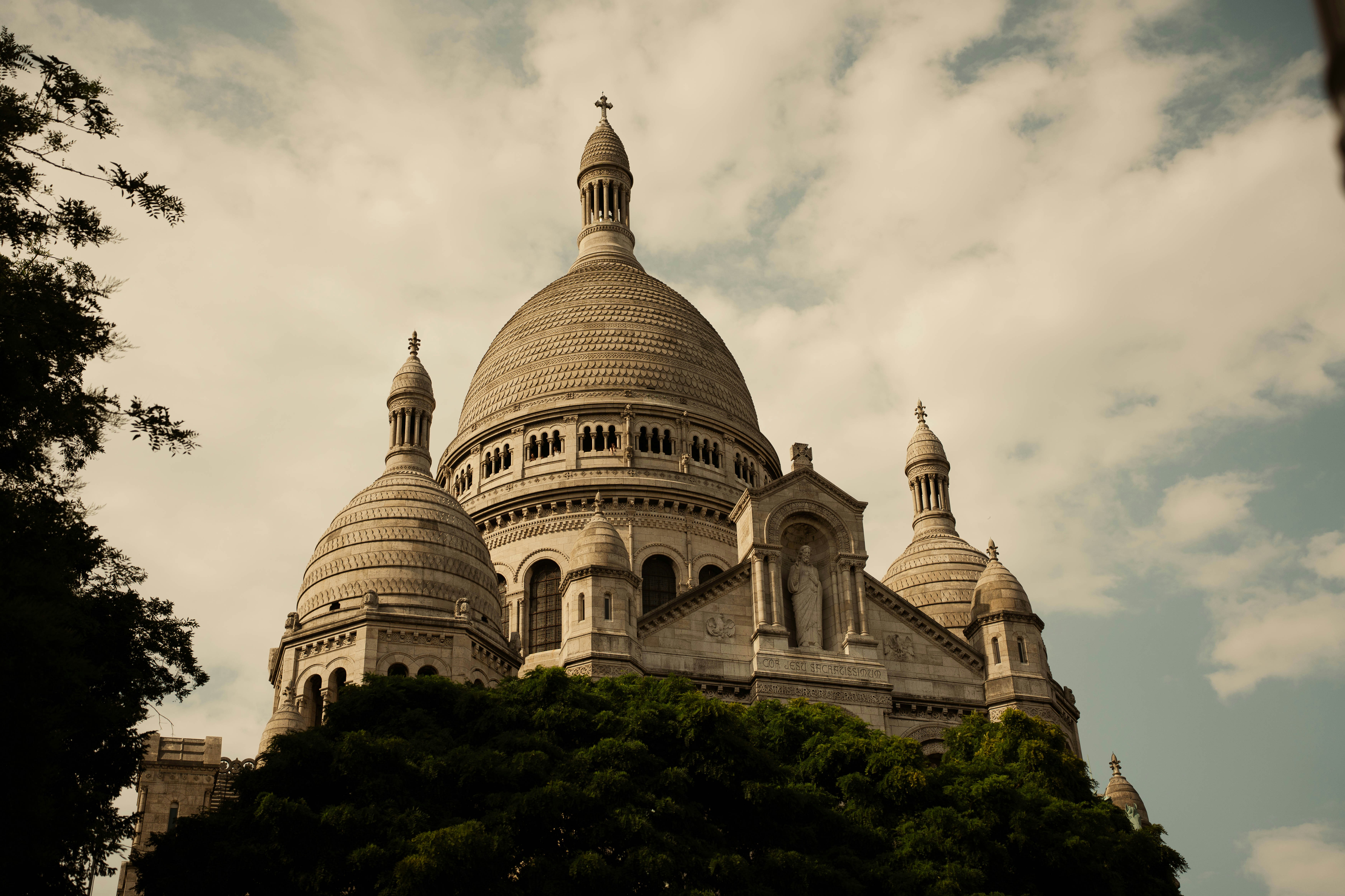 Sacré-cœur basilica in paris under a cloudy sky
