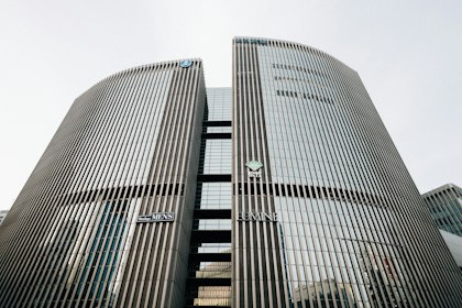 Kavisli cam cepheli modern ofis binası