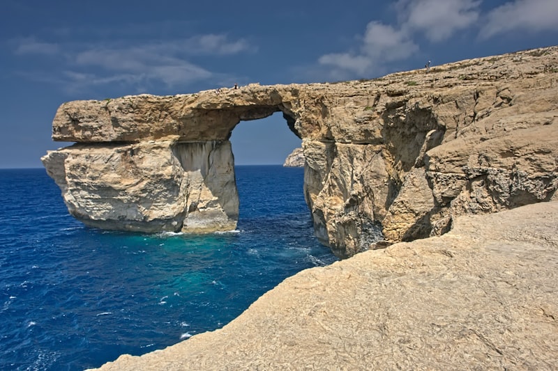 Arco de roca sobre el océano en Gozo en Malta
