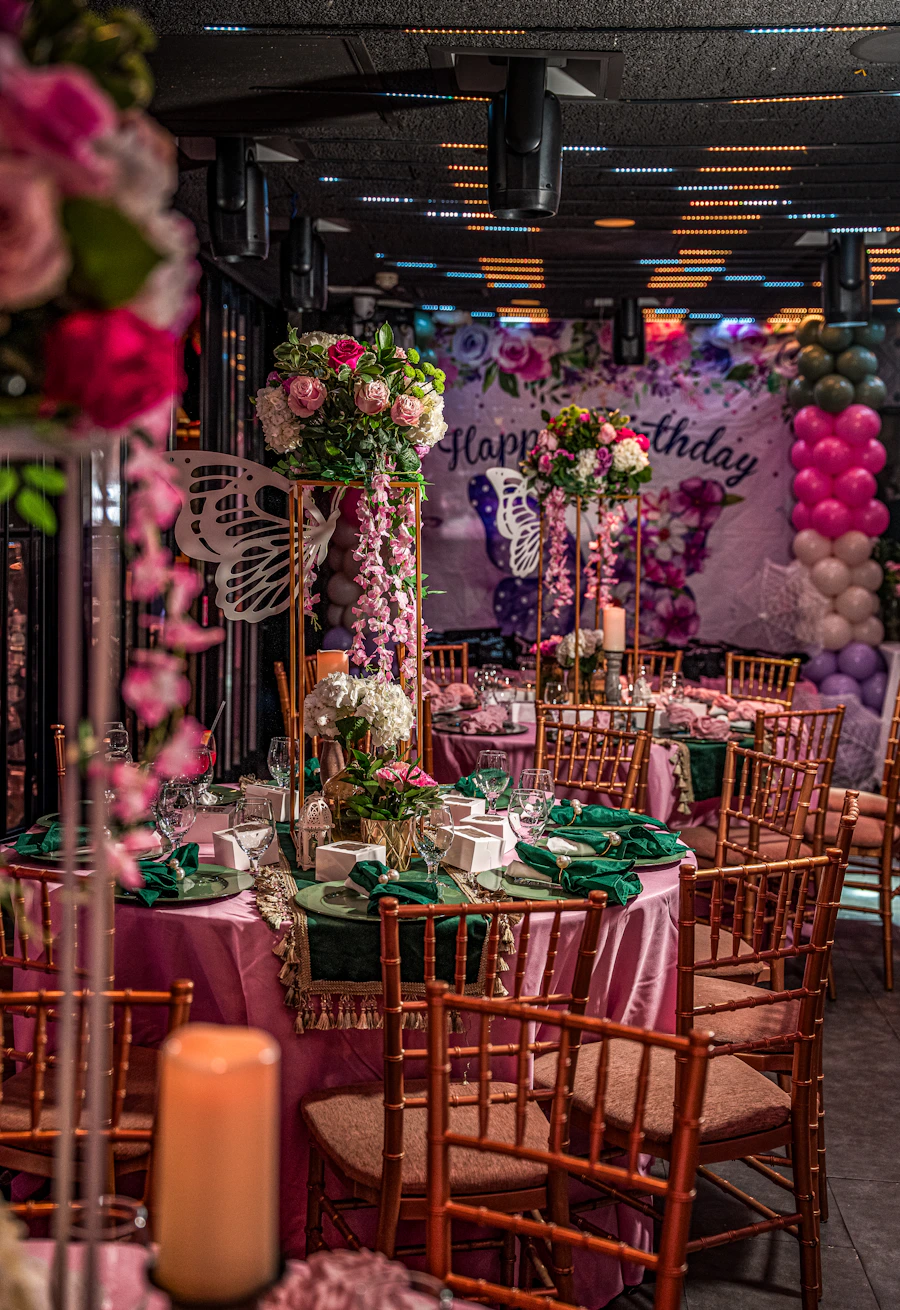 Elegante Geburtstagsfeier mit Blumen und Ballons