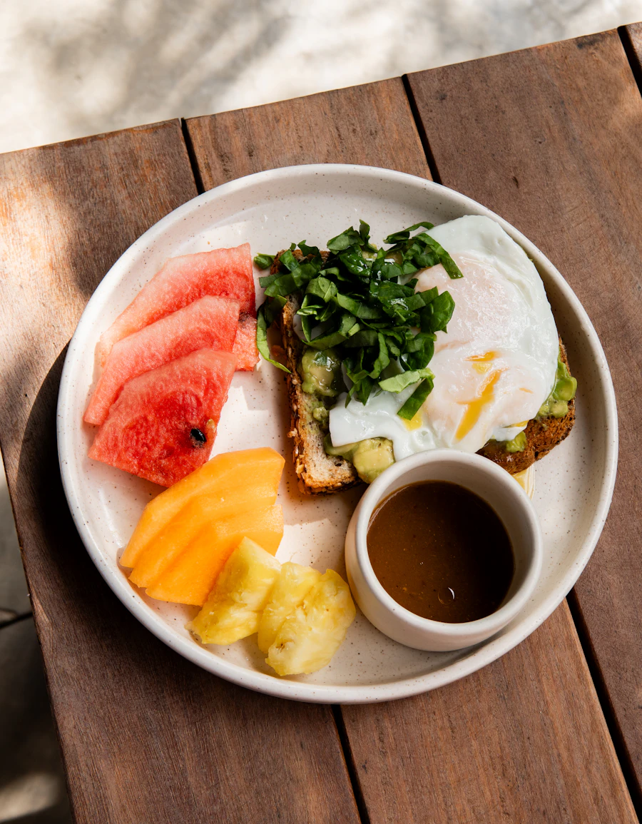 Café da manhã com ovo, abacate e frutas