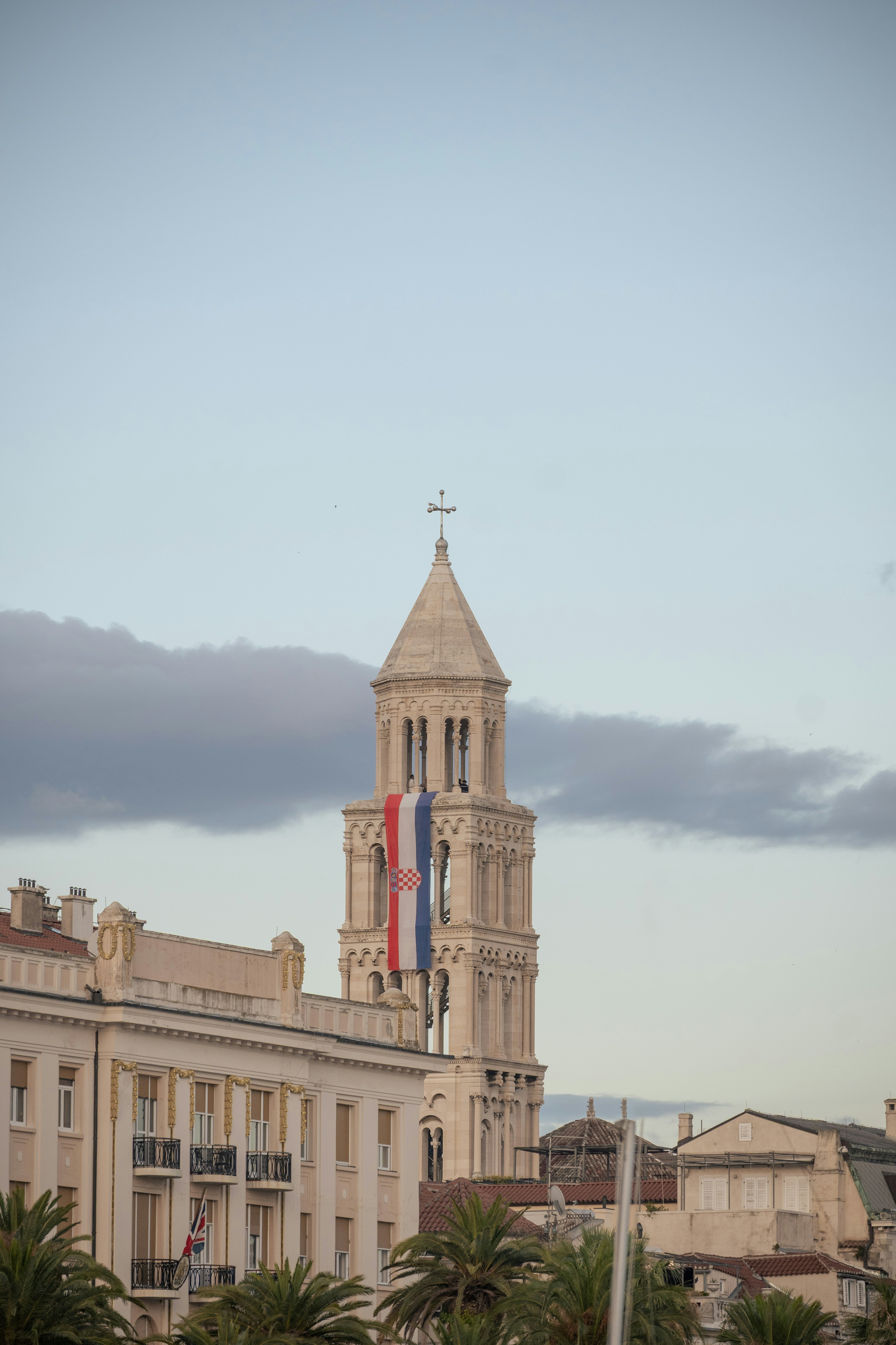 Cuelga un campanario con una bandera croata