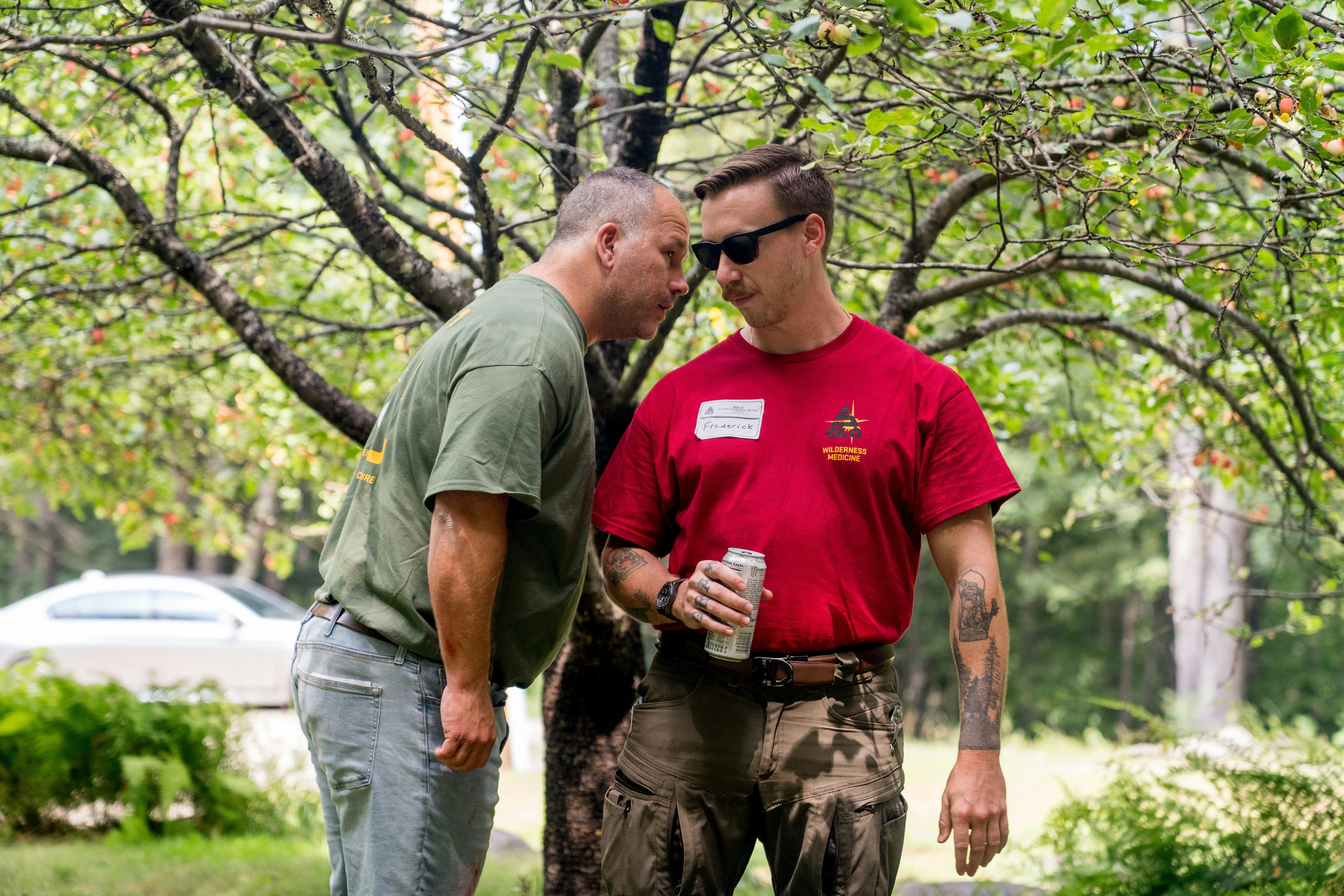 a homeowner talking with a friendly technician - ac replacement goose creek