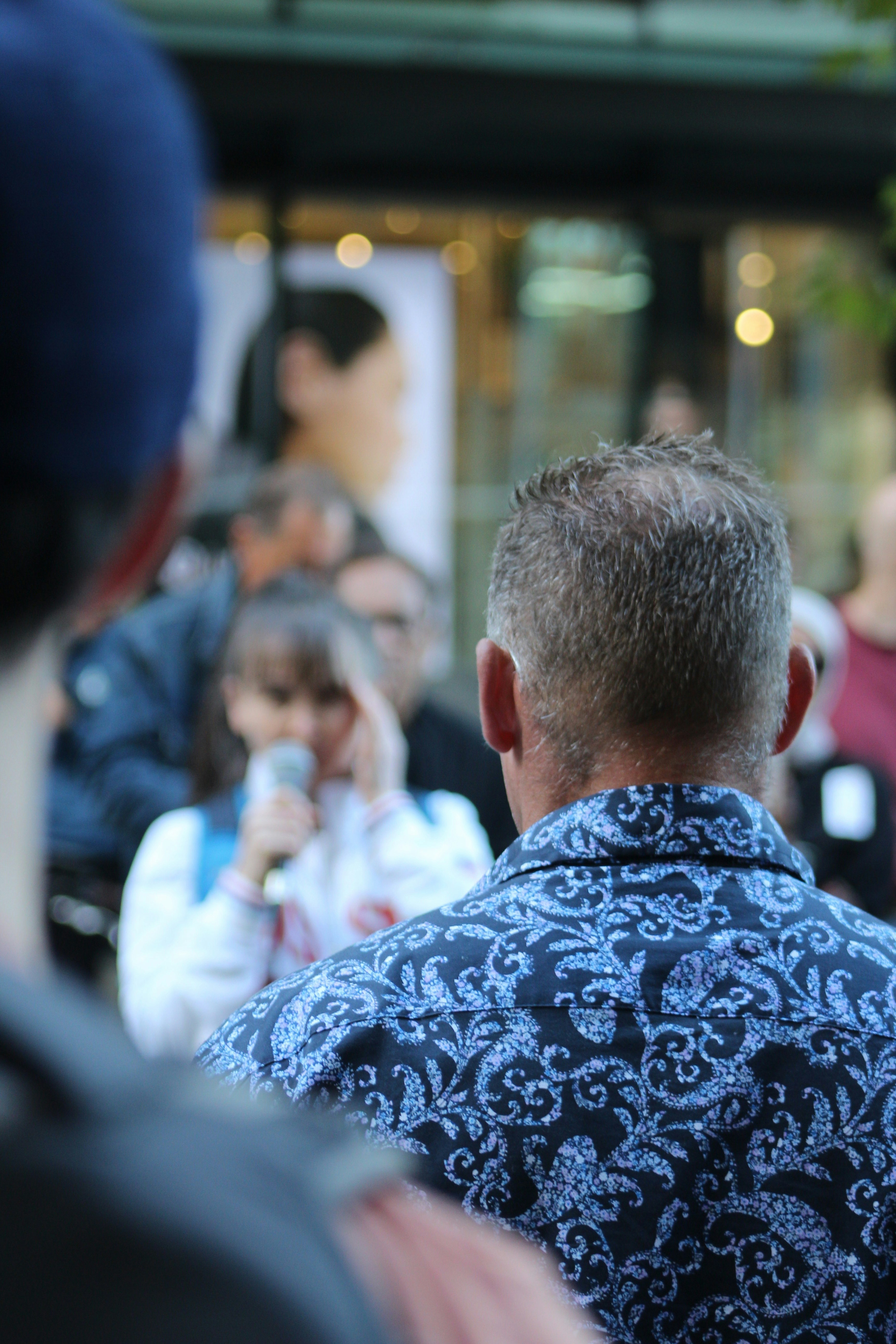 L'uomo in camicia fantasia guarda una donna parlare