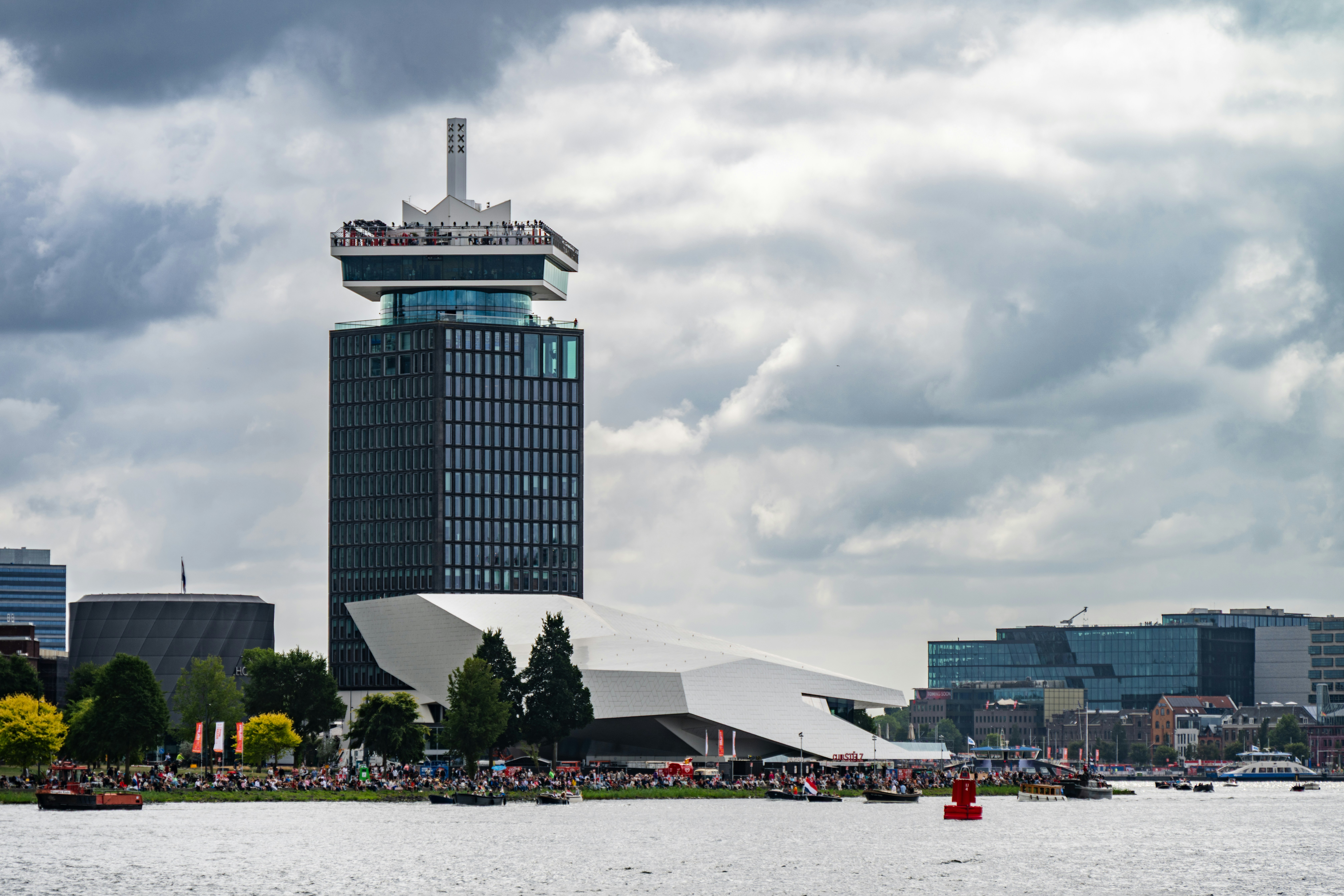 Edificios modernos en un paseo marítimo bajo un cielo nublado