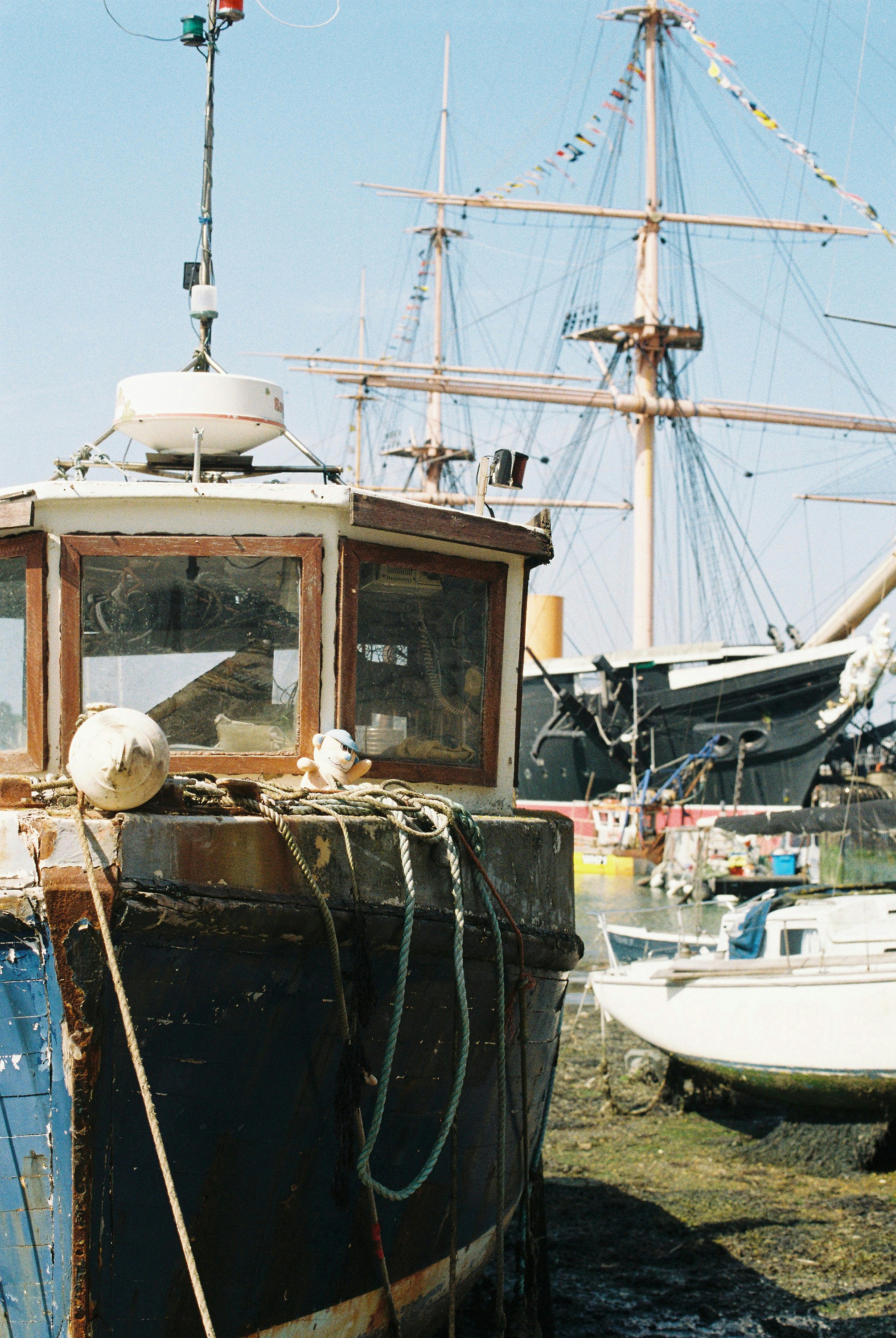 De vieux bateaux amarrés dans un port ensoleillé