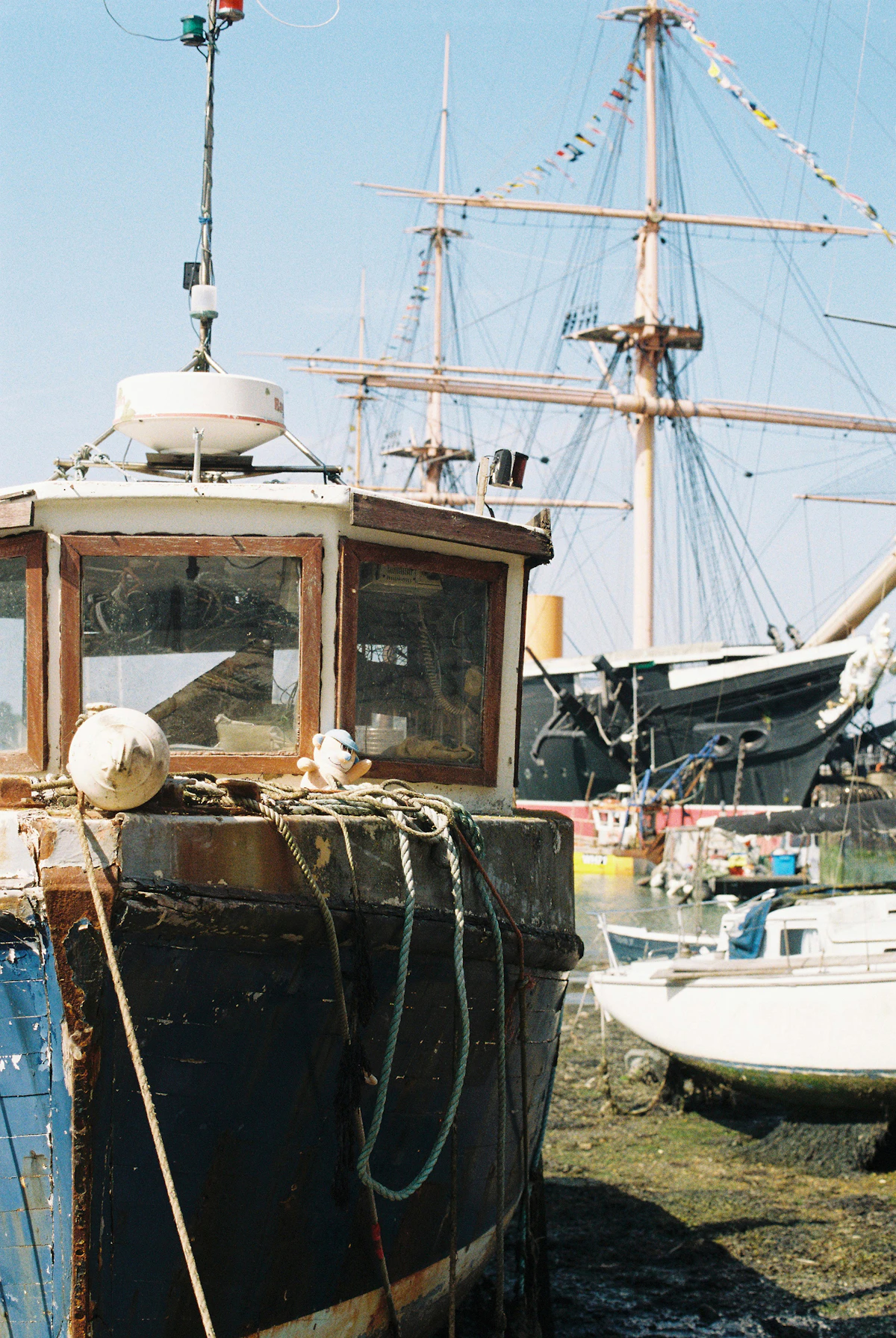 Oude boten afgemeerd in een historische haven