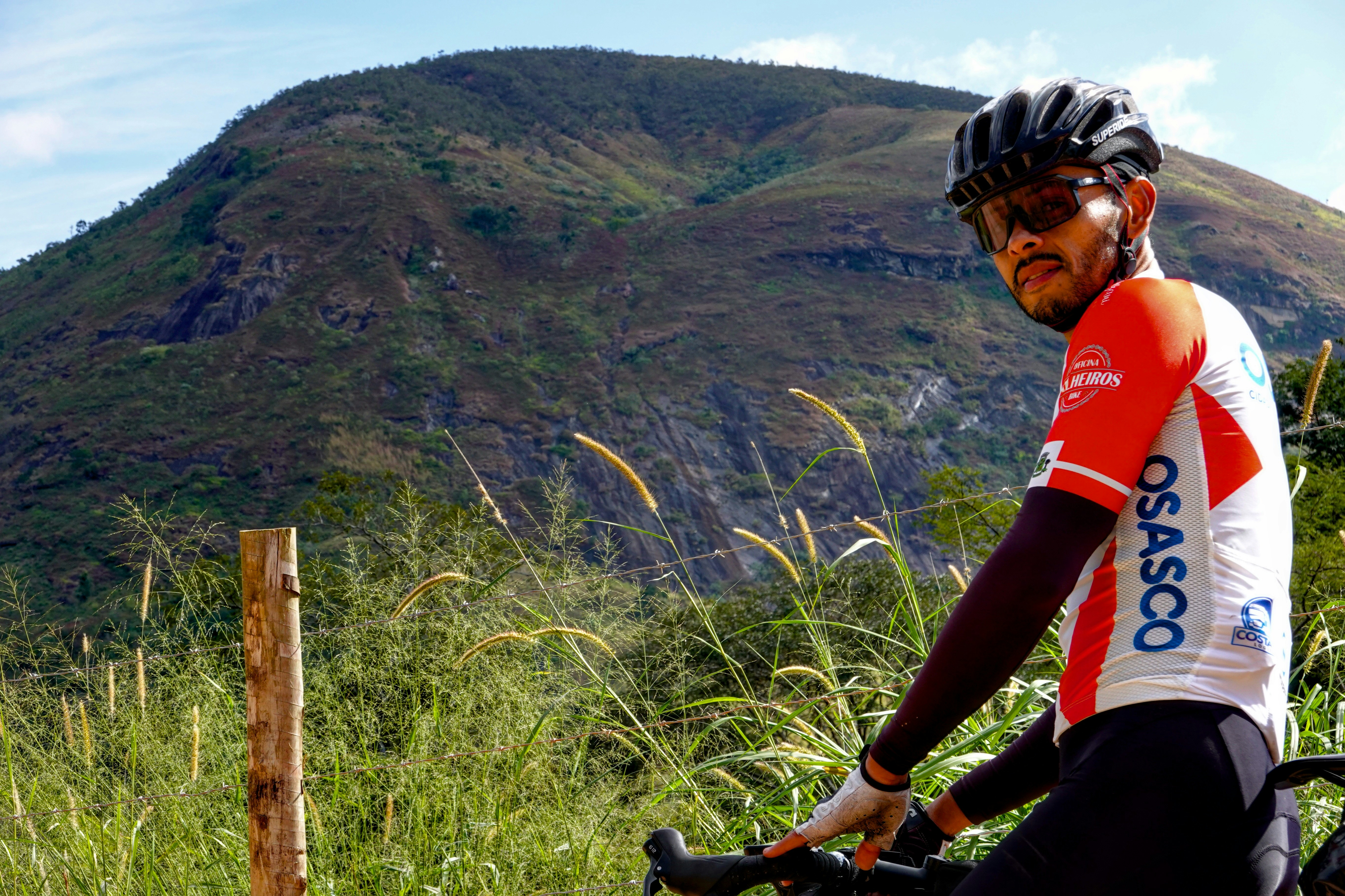 Cycliste en vêtements de sport avec fond de montagne