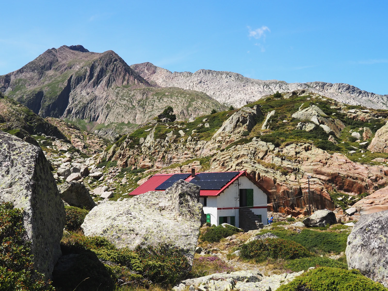 Cabane de montagne posée dans un terrain rocheux &mdash; image d'illustration, non prise à Bellachat