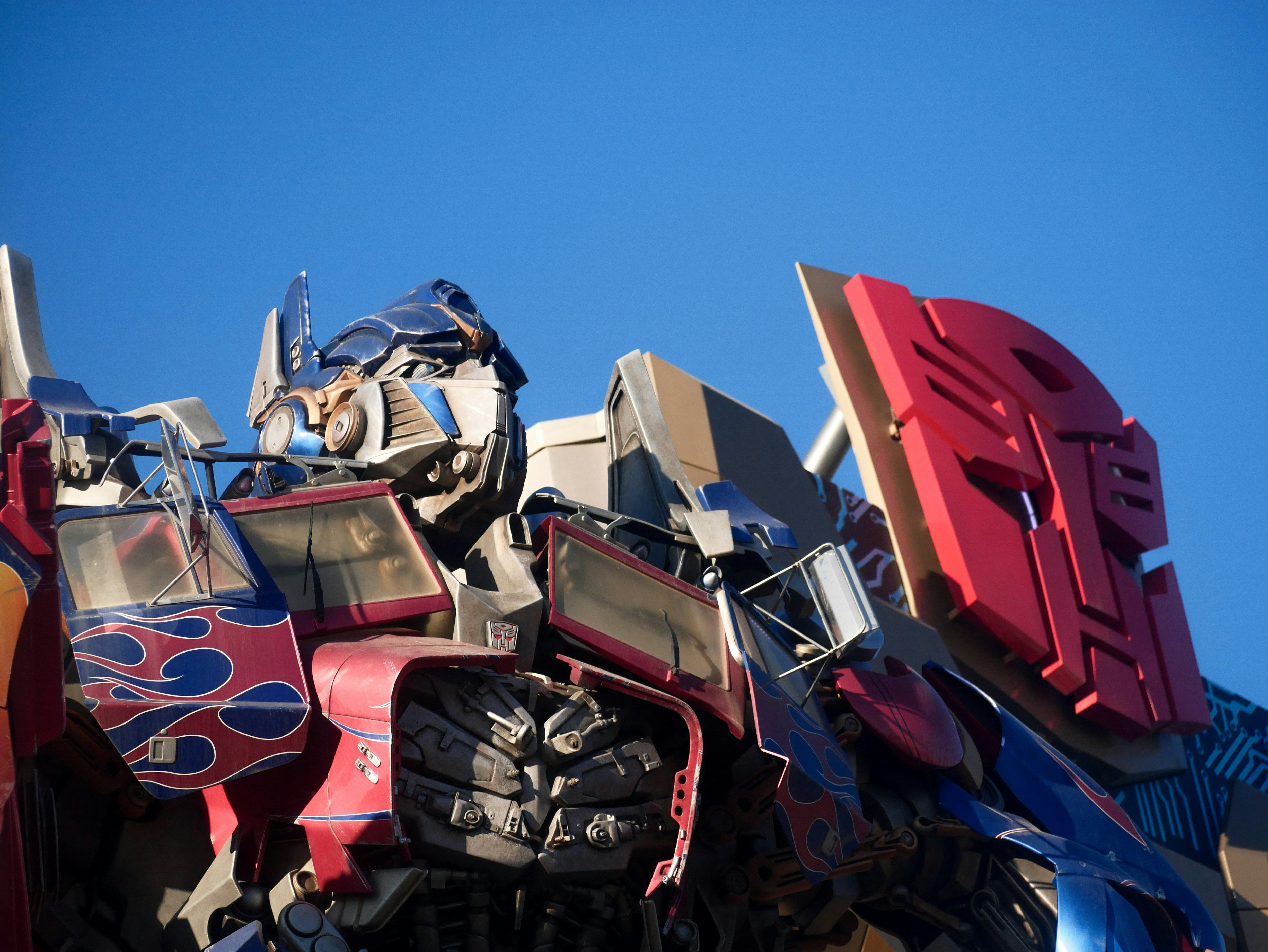Transformers aprenden demostrablemente XOR disperso con parámetros polilogarítmicos