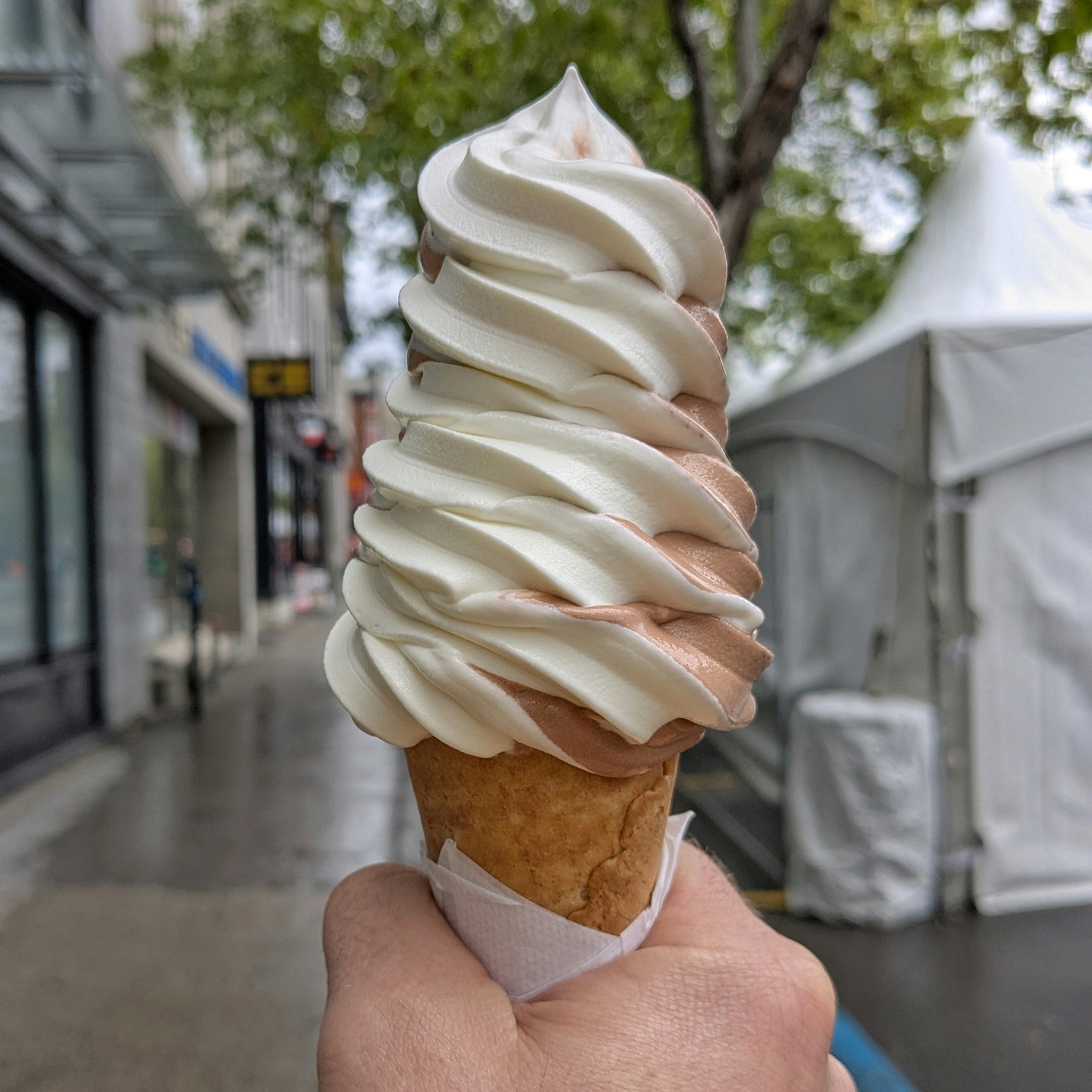 バニラとチョコレートのソフトクリームコーンを手に持つの写真 – Unsplashの食べ物の無料画像, image size:3000x3000