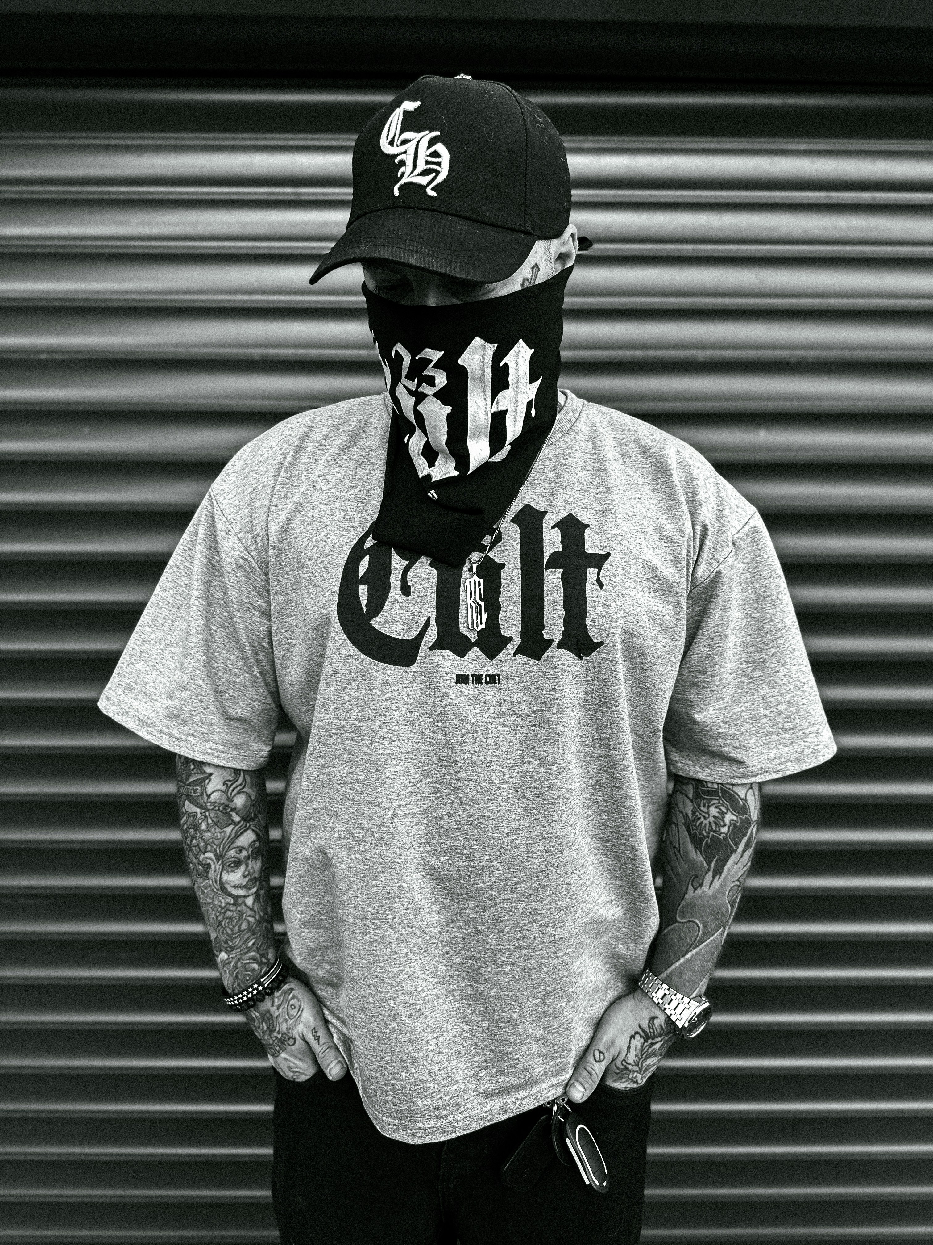Tシャツ、バンダナ、野球帽をかぶった男性