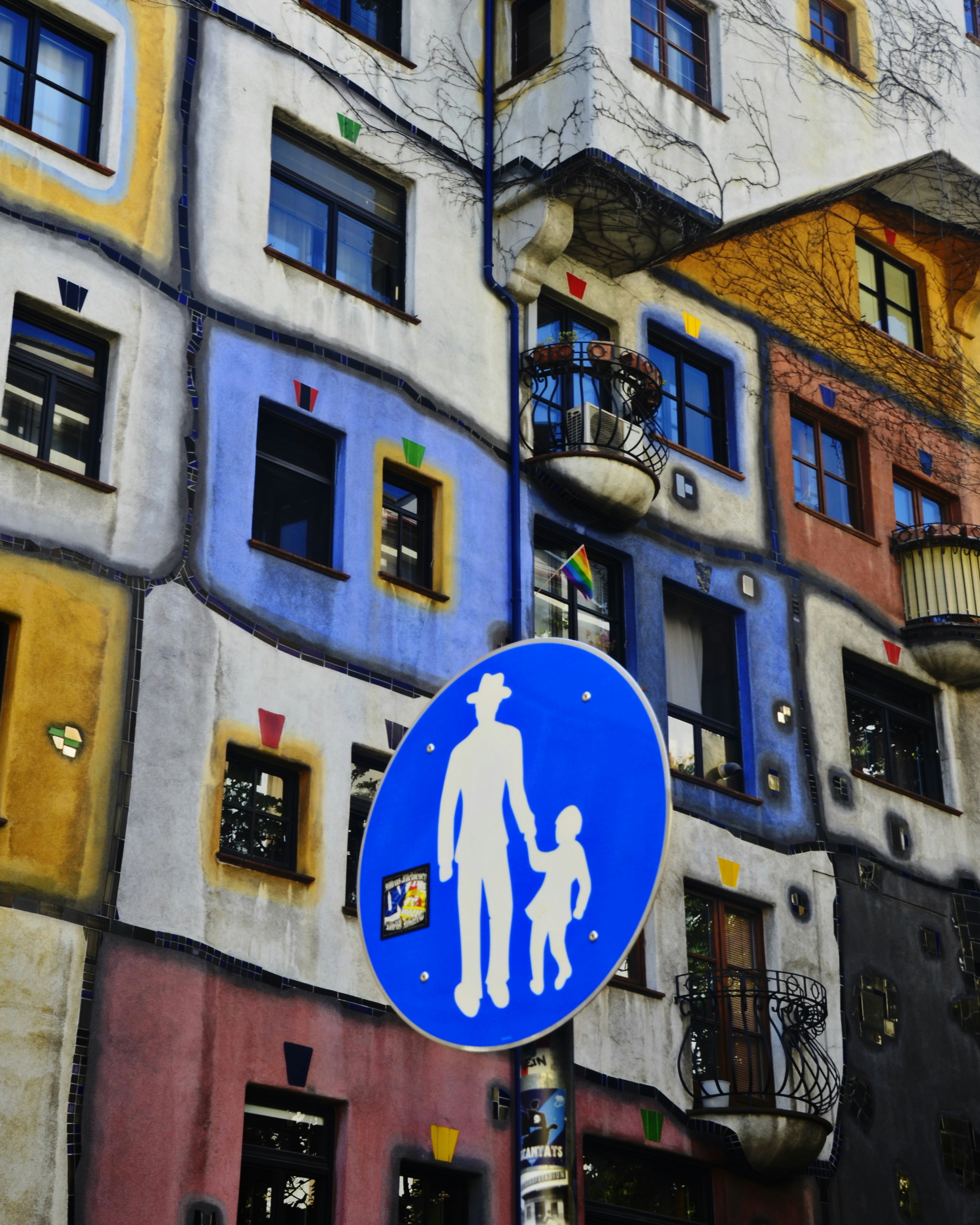 Cartello di attraversamento pedonale di fronte all'edificio colorato