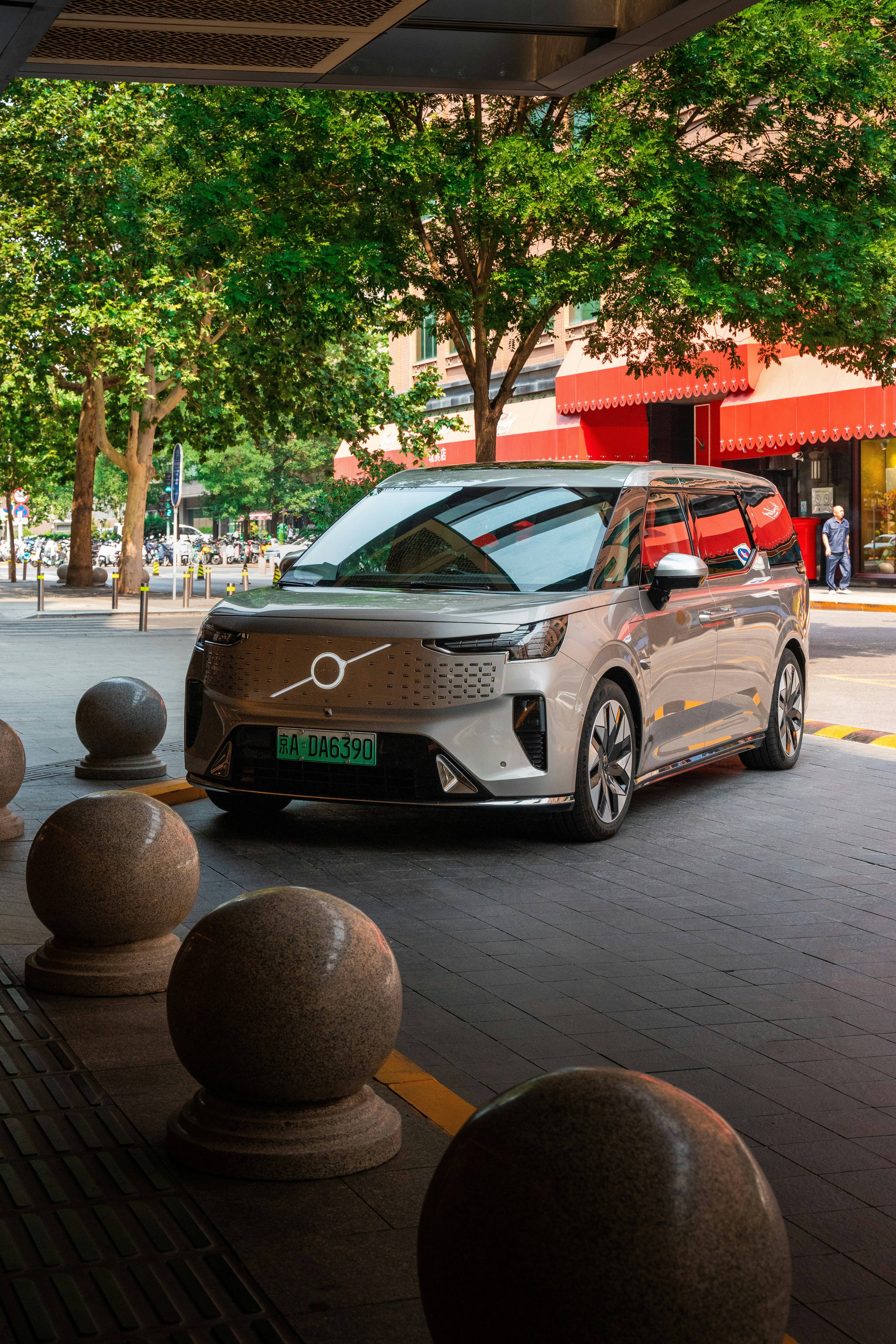 Moderno suv volvo argento parcheggiato all'aperto sulla strada della città.