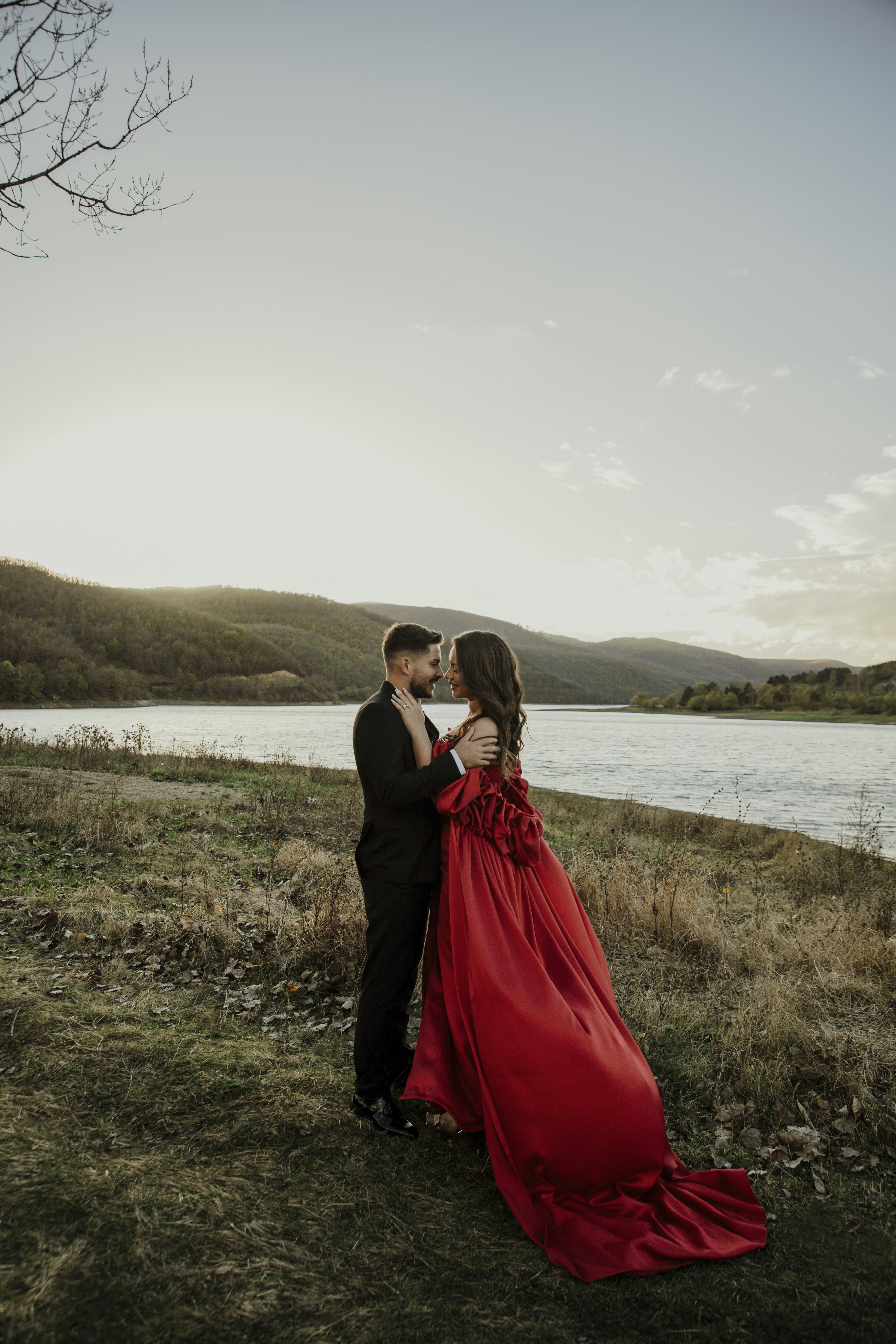 Couple embracing by a lake at sunset photo – Free Green Image on Unsplash