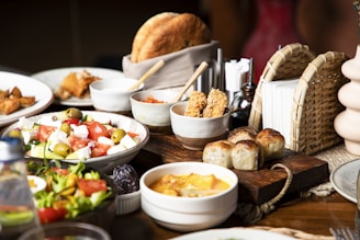 Une table remplie de divers plats.