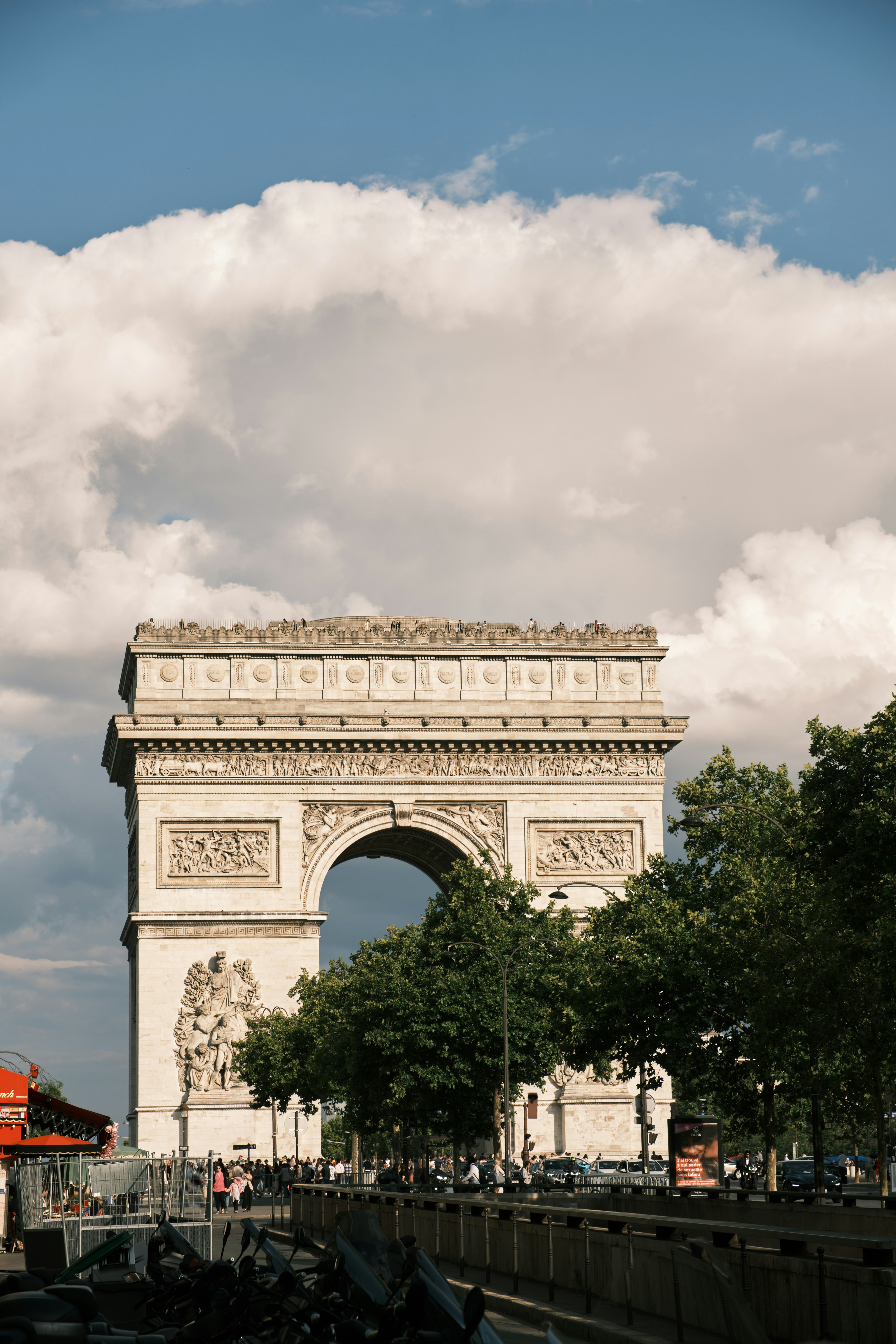 荻原美里さん View from the Ark de Triomphe File:Left side view of the Arc de Triomphe, Paris 9 October