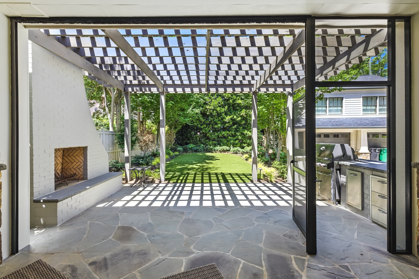 Nowoczesna pergola nad tarasem